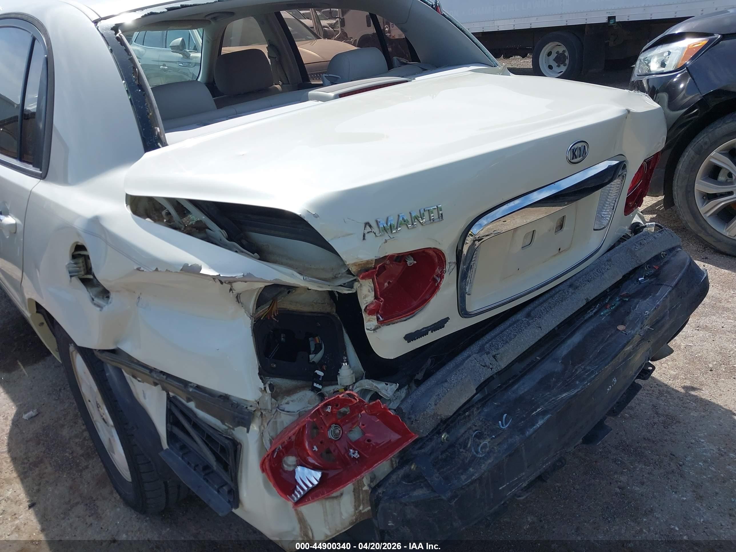 2005 Kia Amanti   White vin: KNALD124255053572