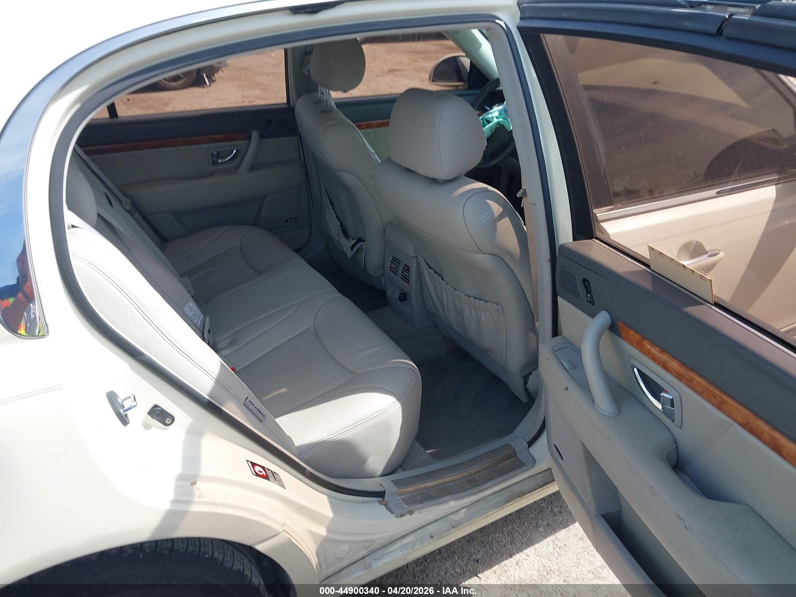 2005 Kia Amanti   White vin: KNALD124255053572