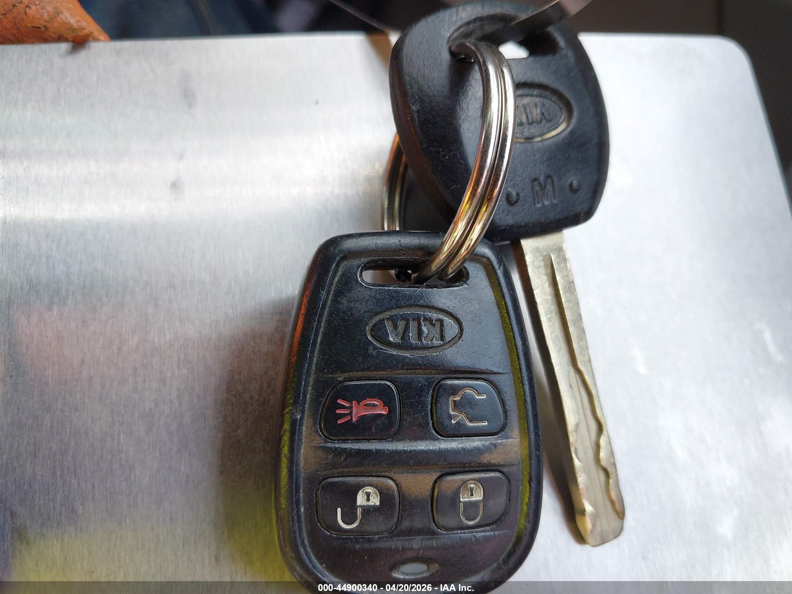 2005 Kia Amanti   White vin: KNALD124255053572