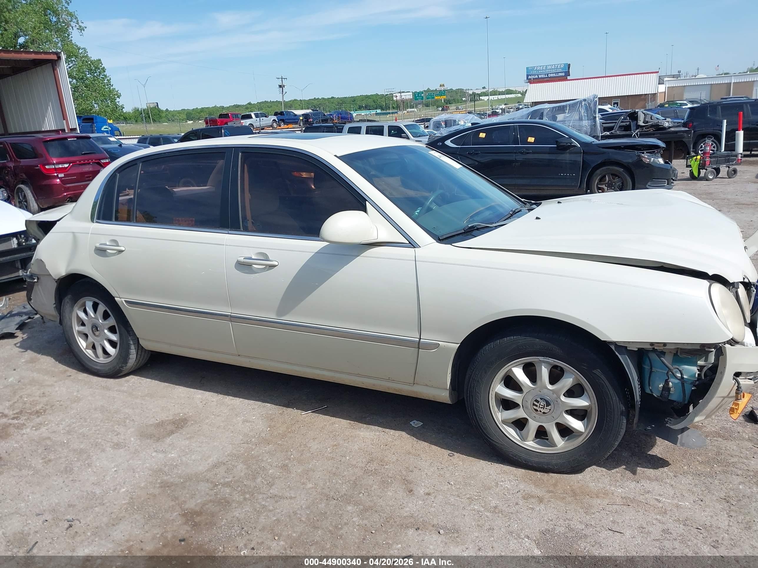 2005 Kia Amanti   White vin: KNALD124255053572