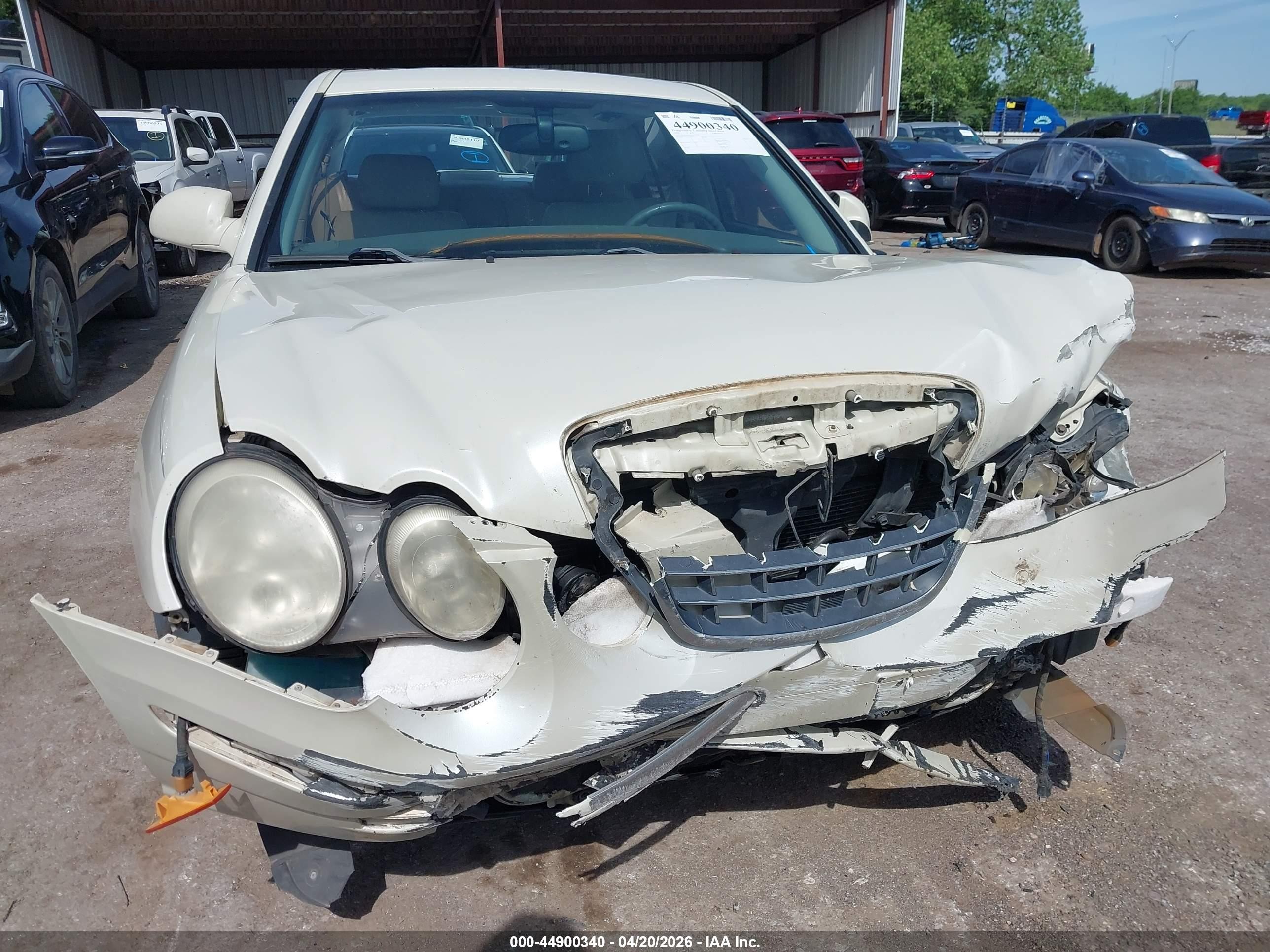 2005 Kia Amanti   White vin: KNALD124255053572