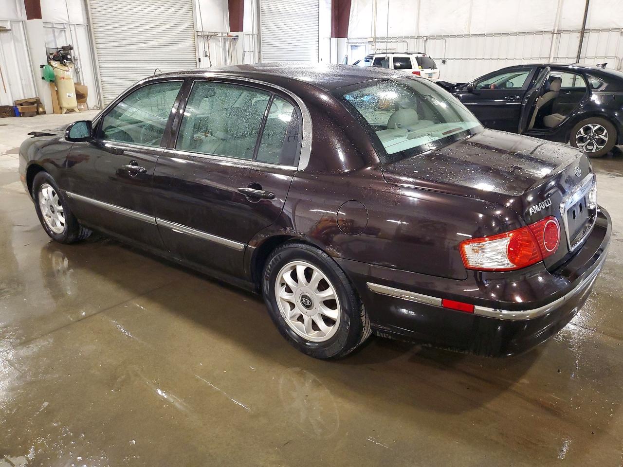 2005 Kia Amanti Base Brown vin: KNALD124255075930