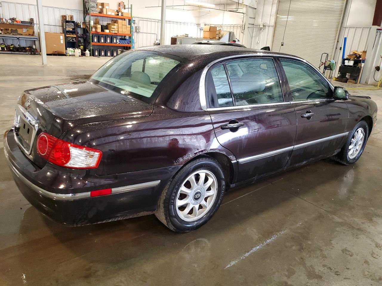 2005 Kia Amanti Base Brown vin: KNALD124255075930