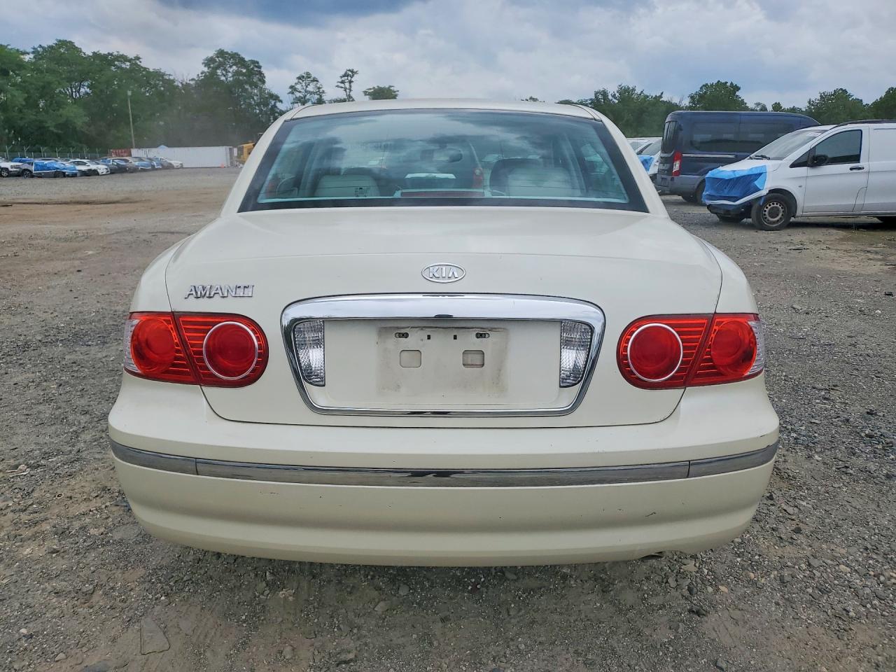 2005 Kia Amanti Base White vin: KNALD124255079878