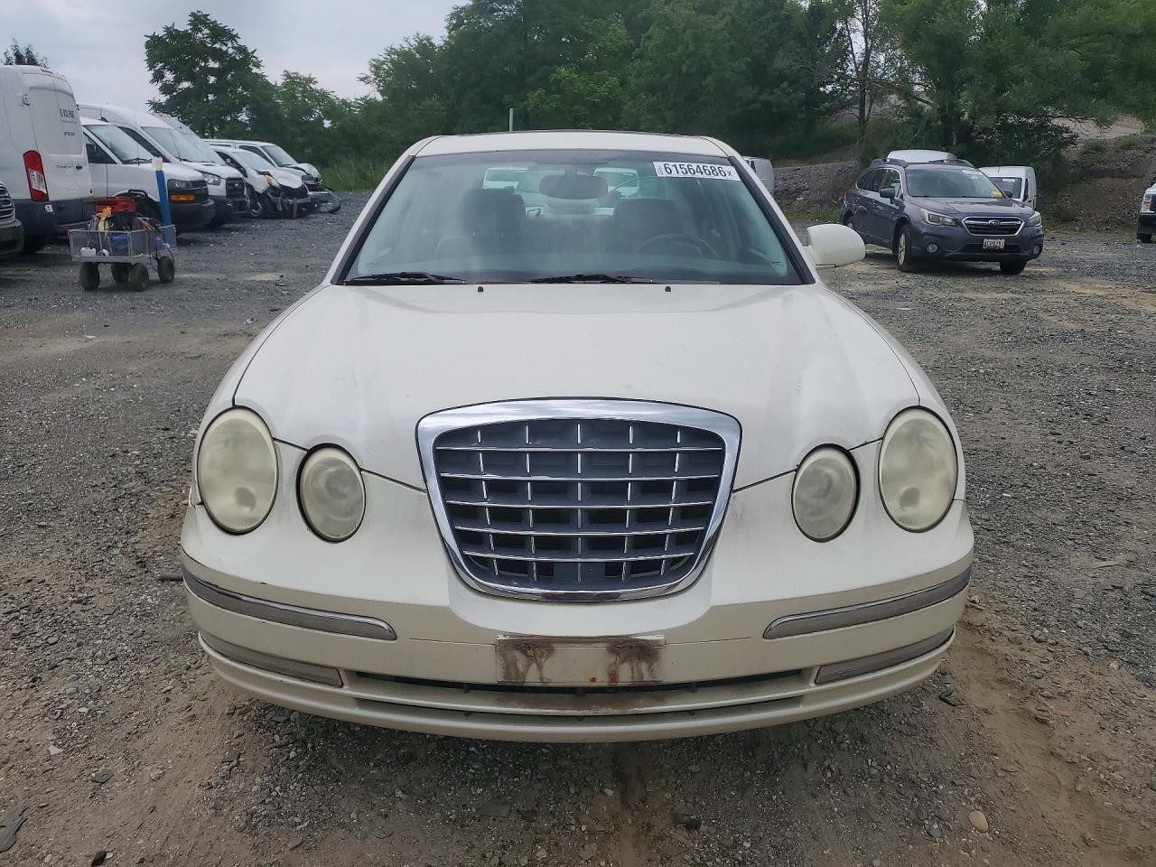 2005 Kia Amanti Base White vin: KNALD124255079878