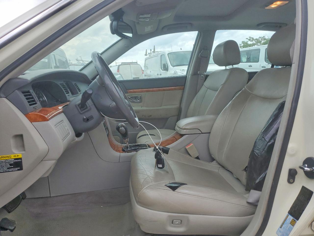 2005 Kia Amanti Base White vin: KNALD124255079878