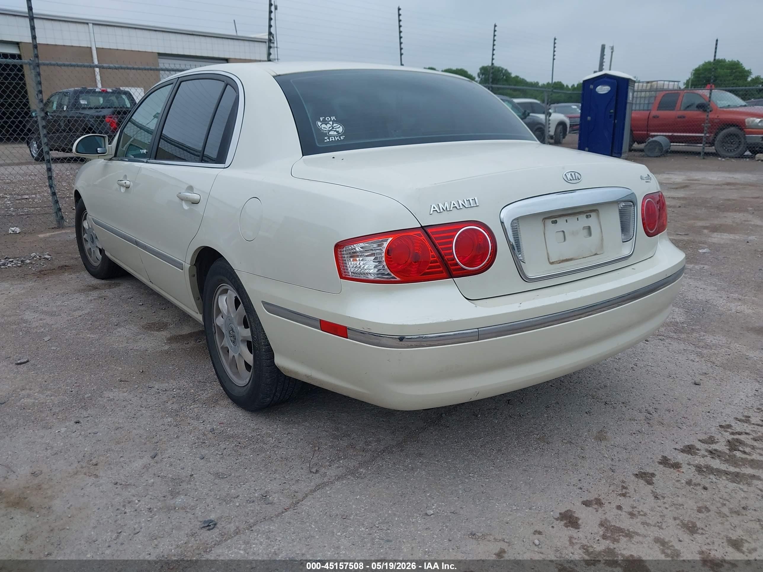2005 Kia Amanti   White vin: KNALD124255082201