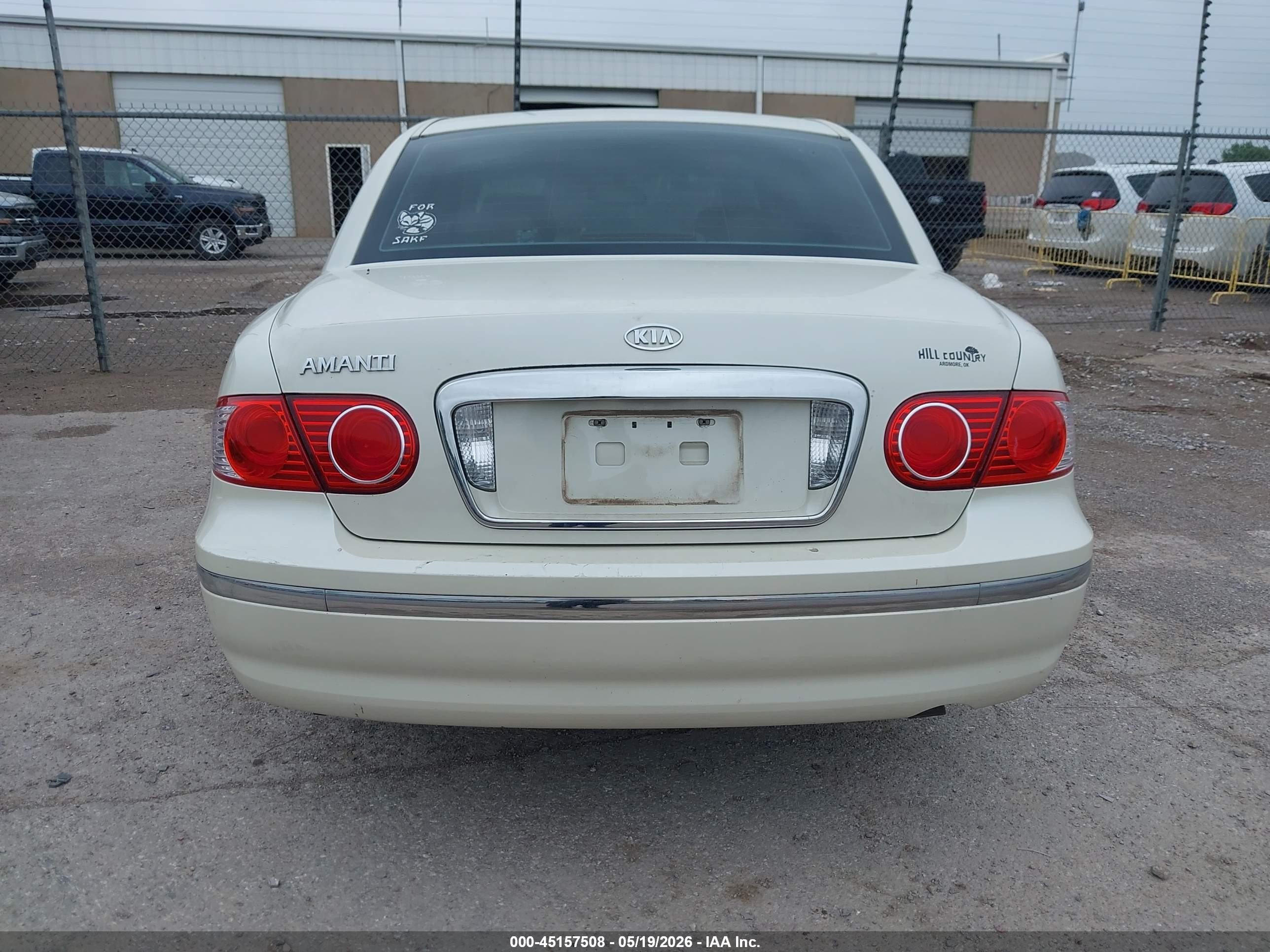 2005 Kia Amanti   White vin: KNALD124255082201