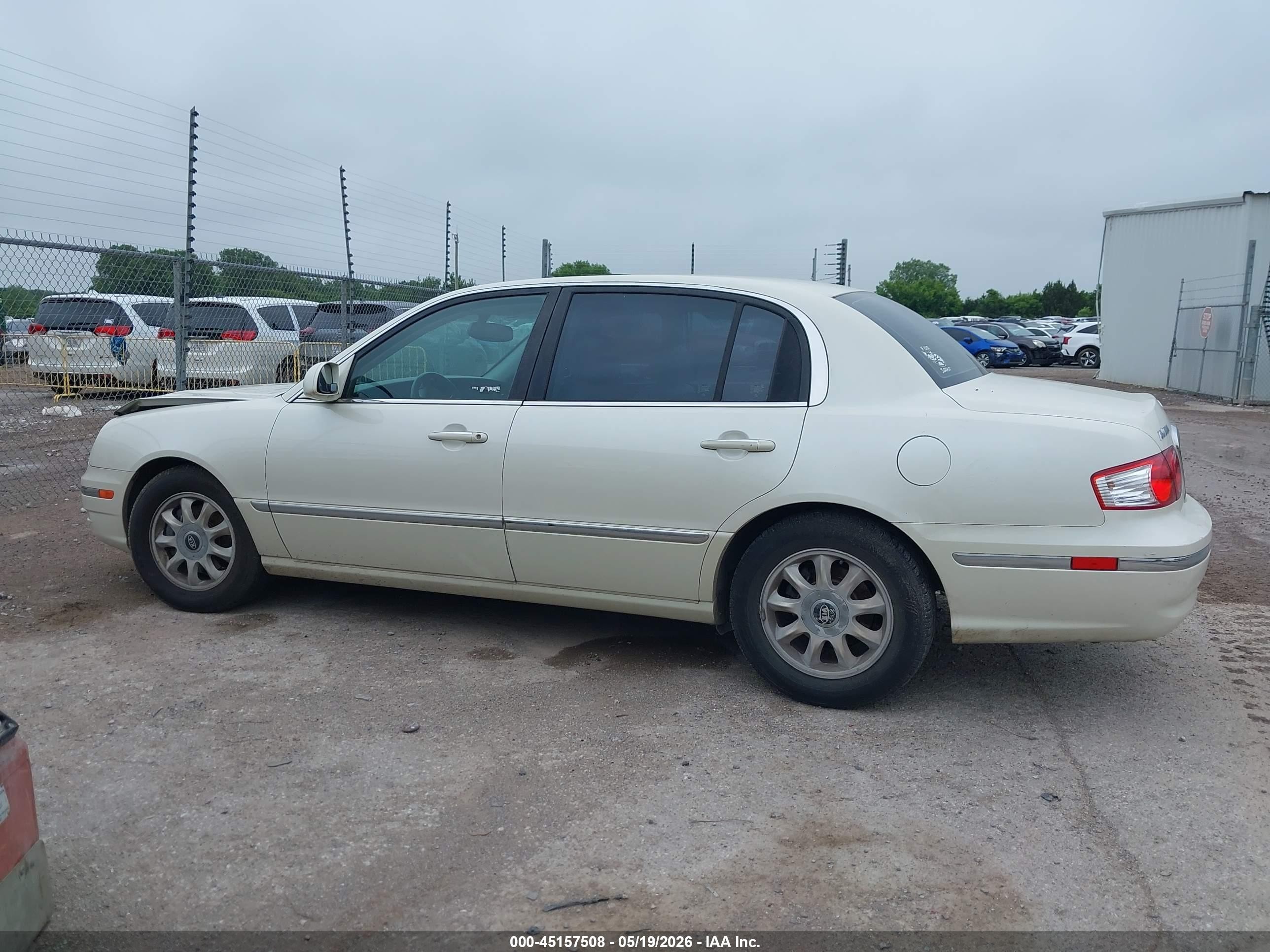 2005 Kia Amanti   White vin: KNALD124255082201