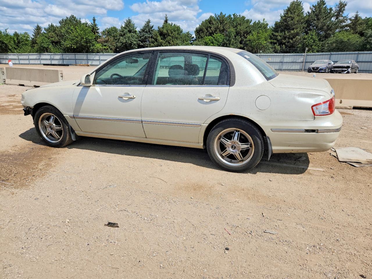2004 Kia Amanti Base White vin: KNALD124345031210