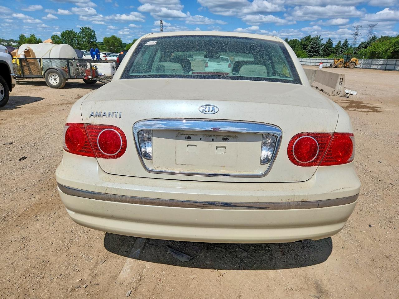 2004 Kia Amanti Base White vin: KNALD124345031210