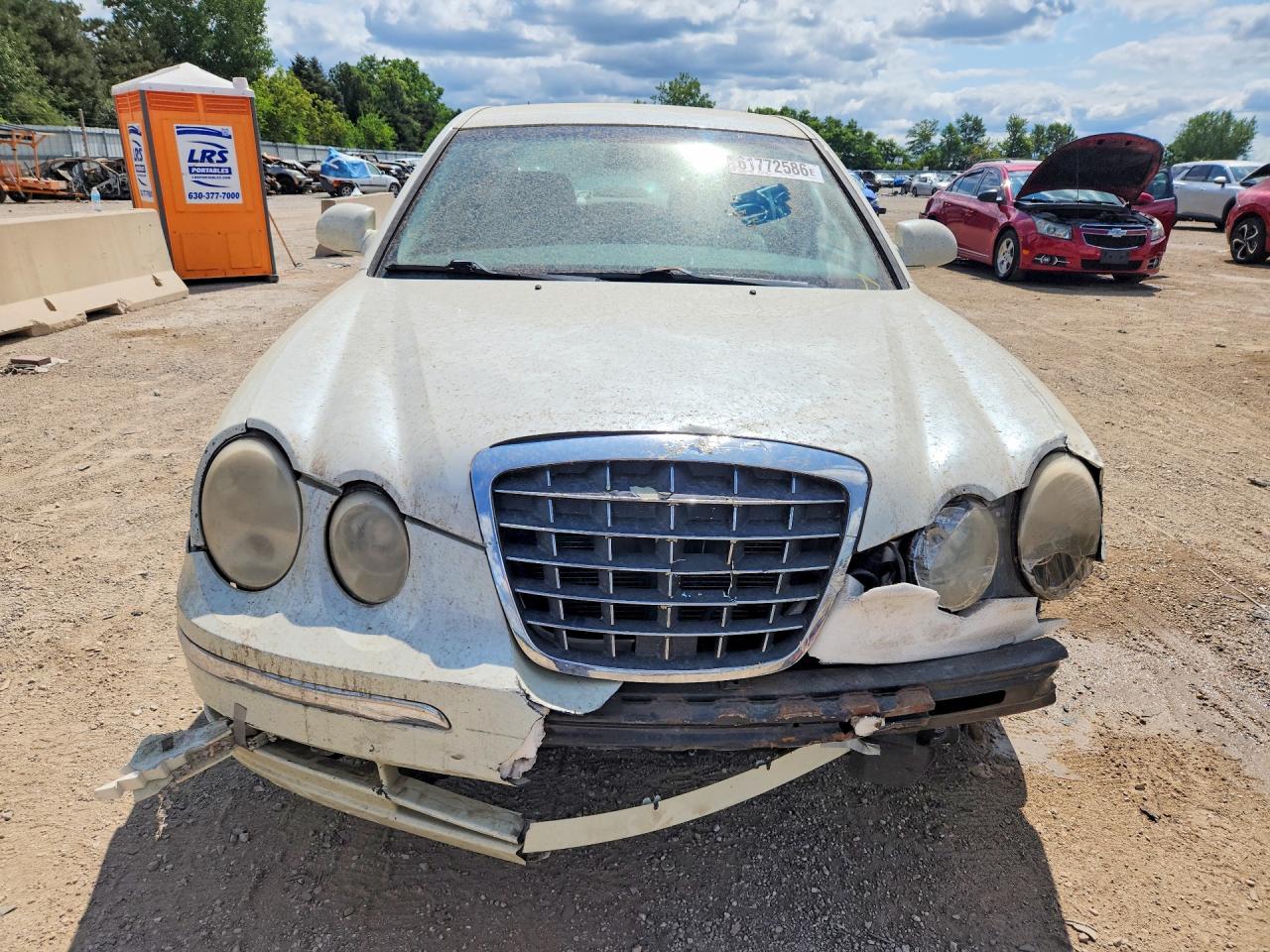 2004 Kia Amanti Base White vin: KNALD124345031210