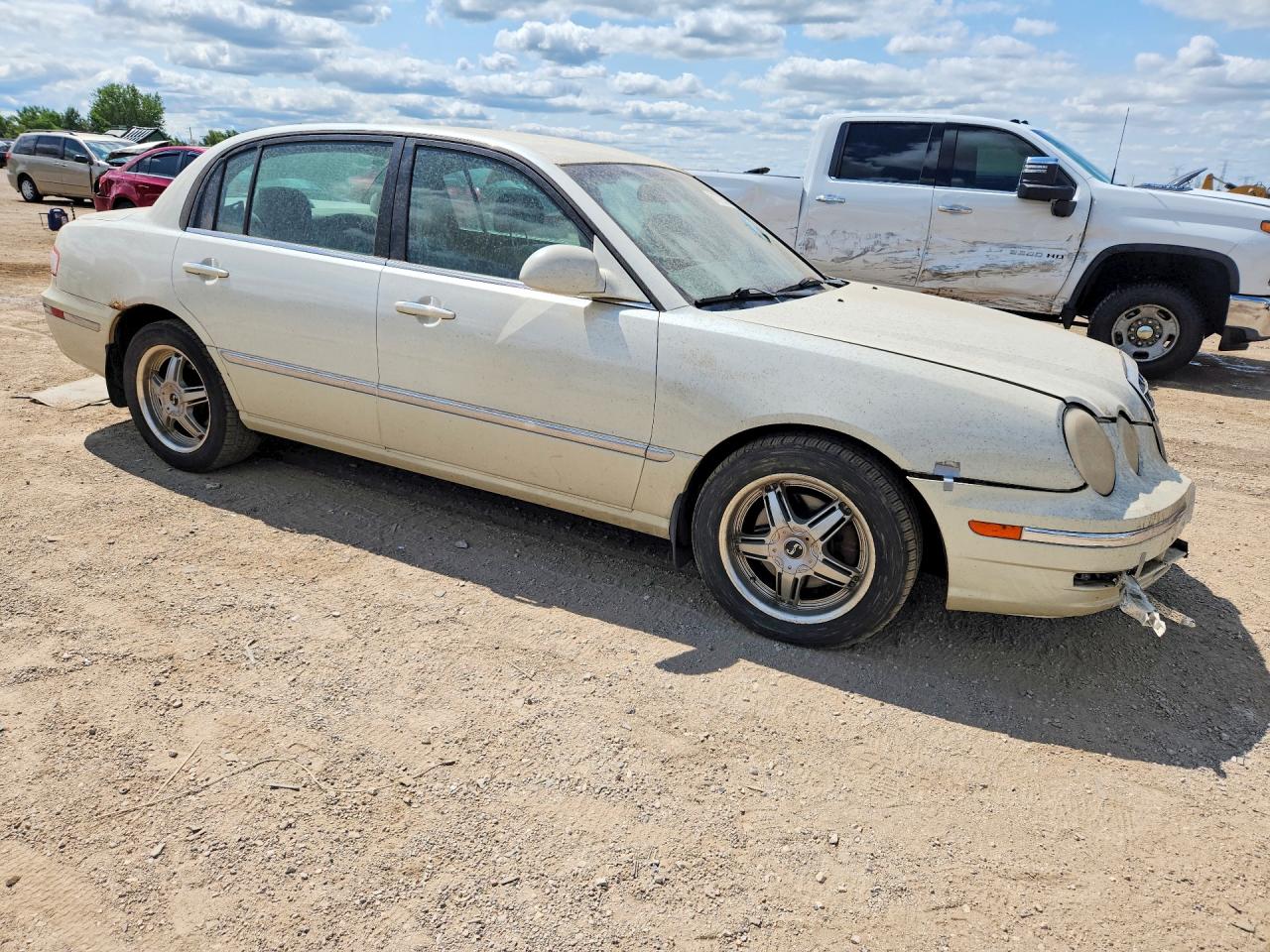 2004 Kia Amanti Base White vin: KNALD124345031210