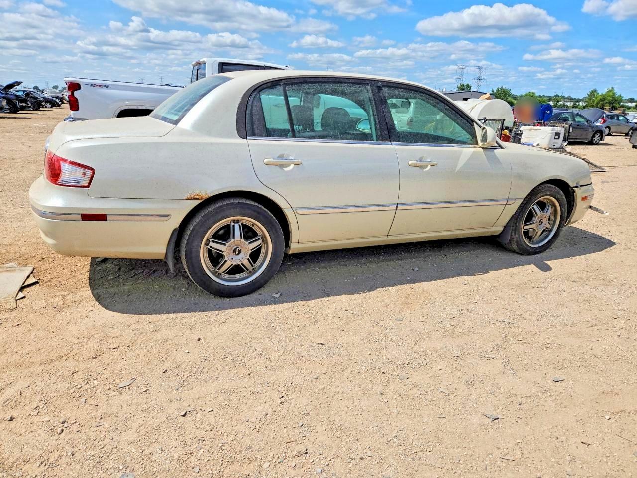 2004 Kia Amanti Base White vin: KNALD124345031210