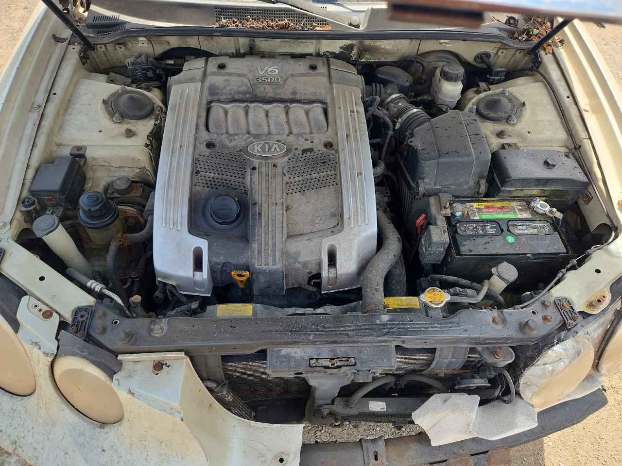 2004 Kia Amanti Base White vin: KNALD124345031210