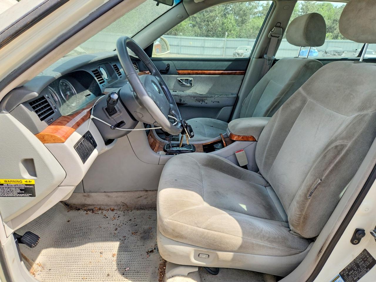 2004 Kia Amanti Base White vin: KNALD124345031210