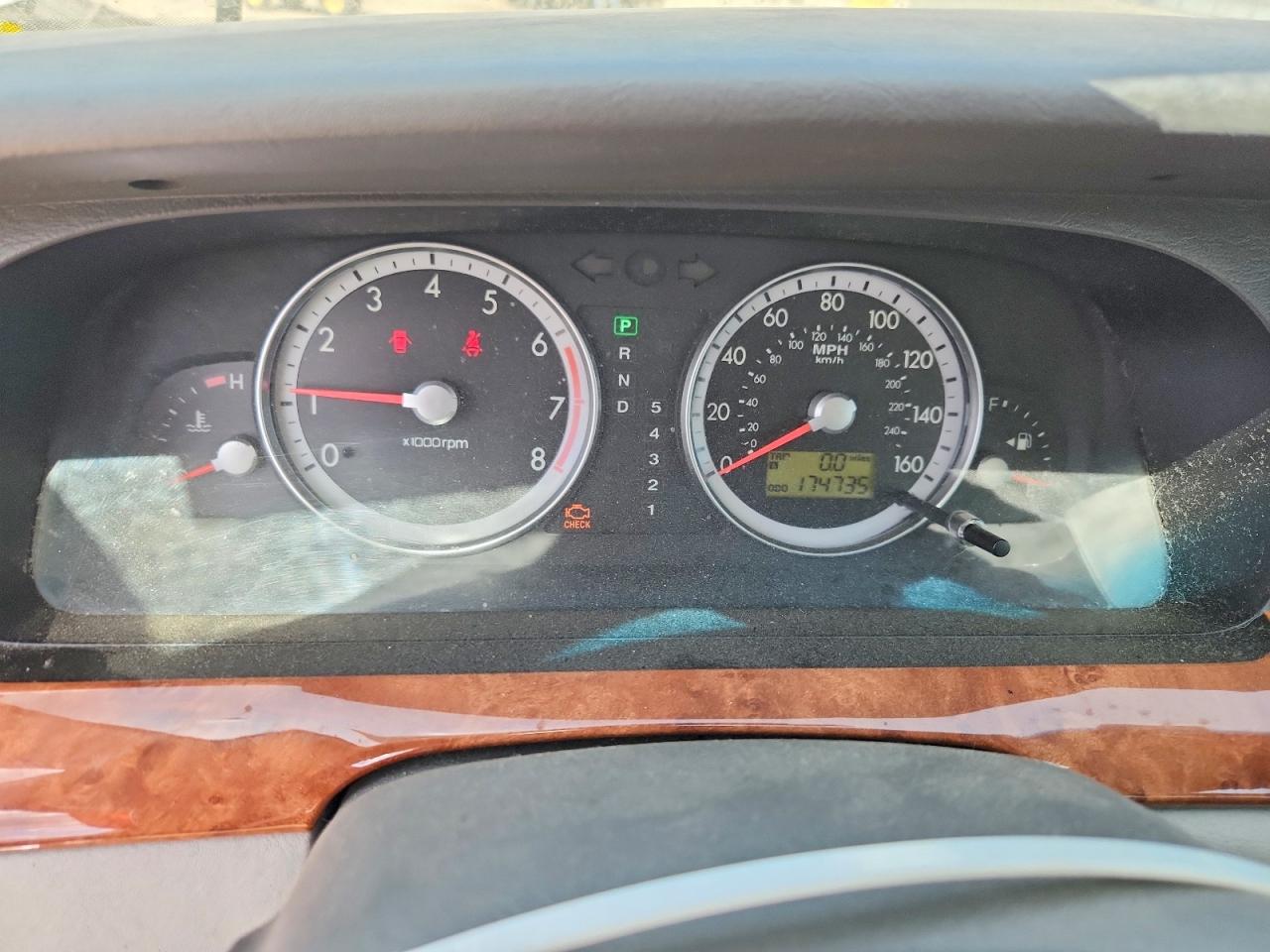 2004 Kia Amanti Base White vin: KNALD124345031210