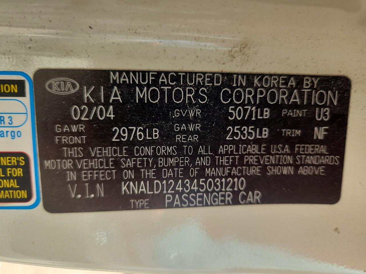 2004 Kia Amanti Base White vin: KNALD124345031210