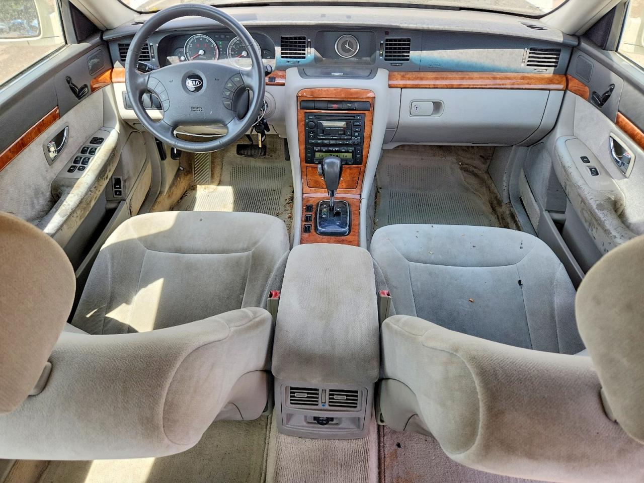 2004 Kia Amanti Base White vin: KNALD124345031210