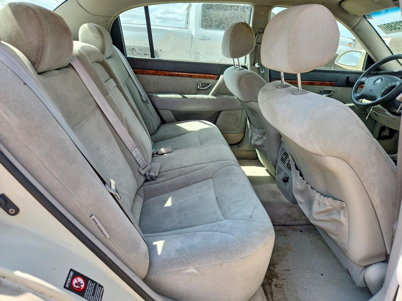 2004 Kia Amanti Base White vin: KNALD124345031210
