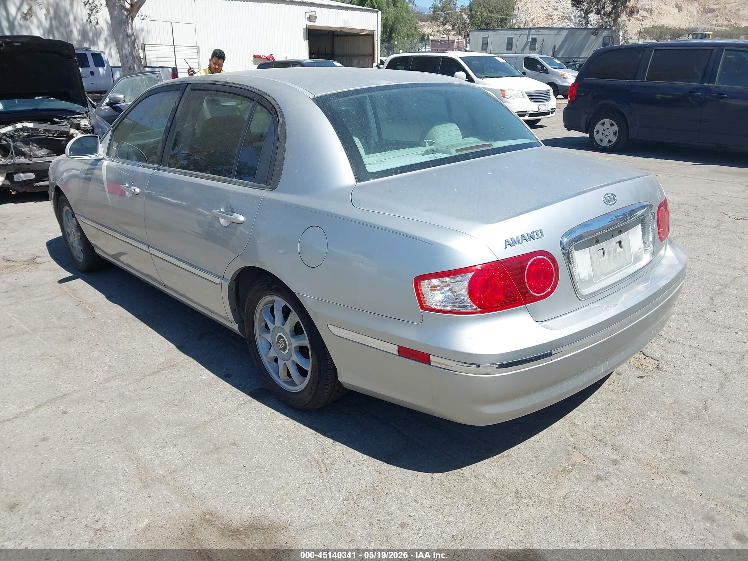 2005 Kia Amanti   Silver vin: KNALD124455063732