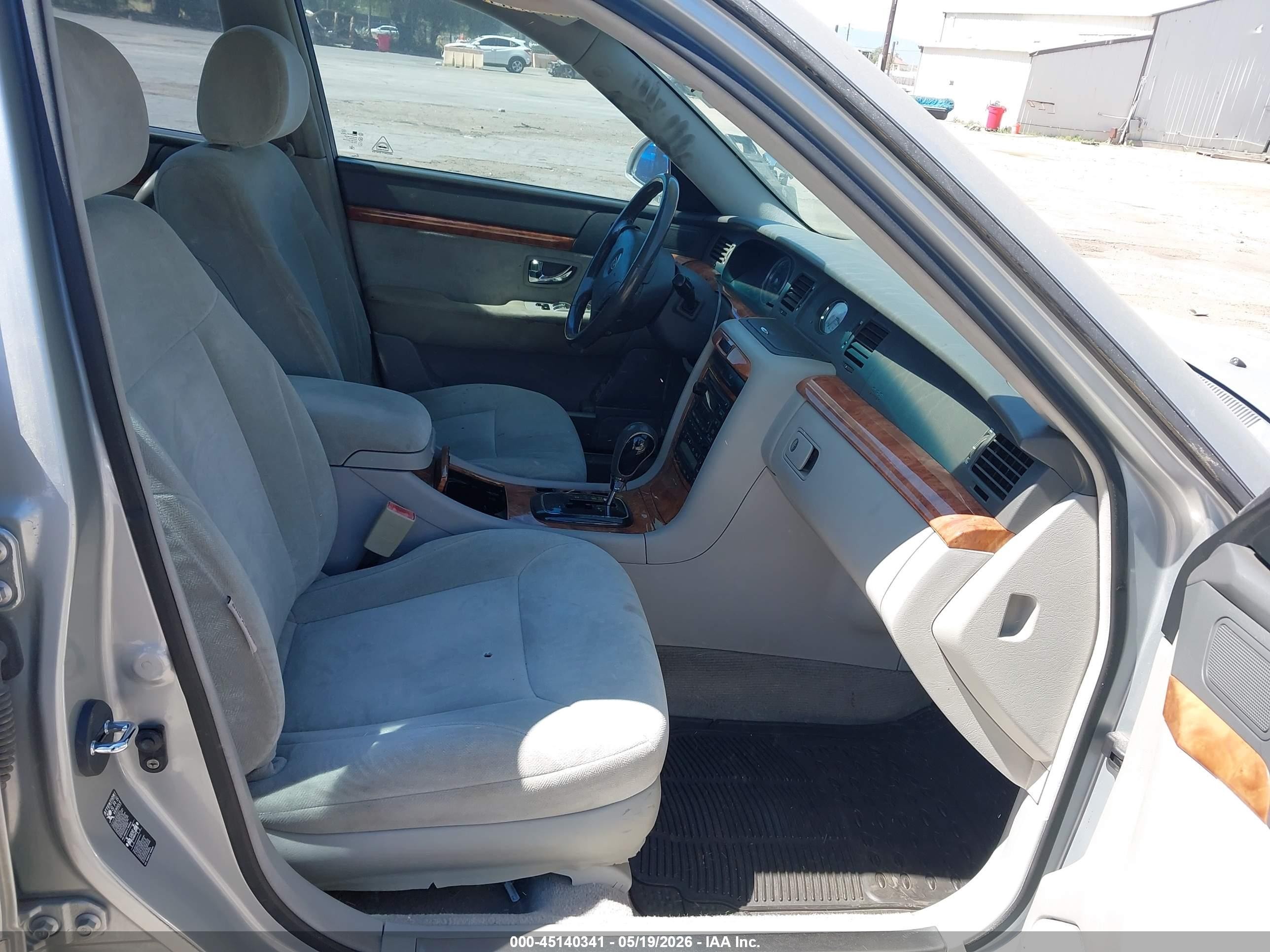 2005 Kia Amanti   Silver vin: KNALD124455063732