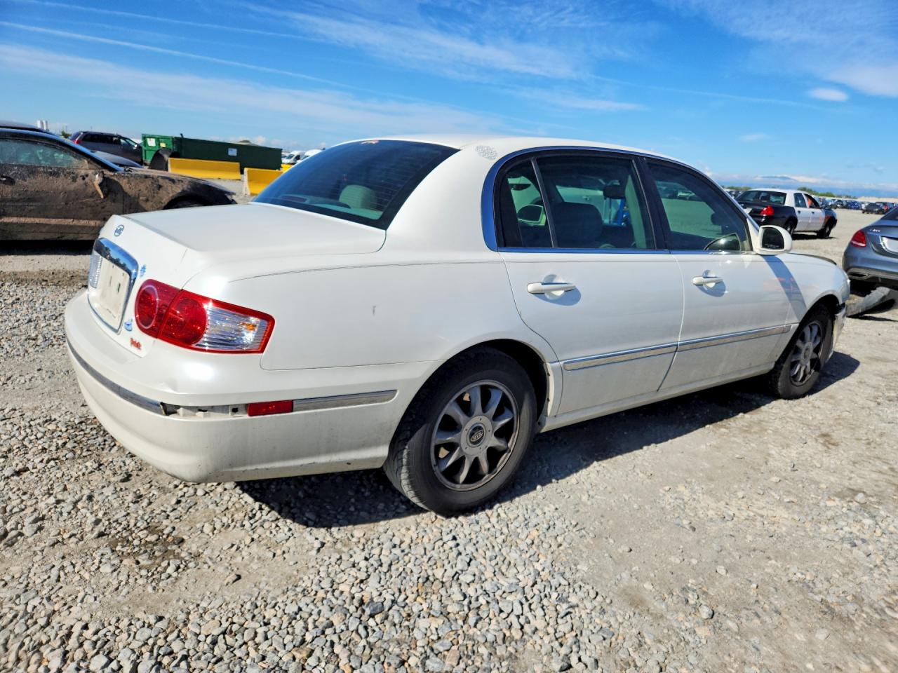 2006 Kia Amanti Base White vin: KNALD124465102174