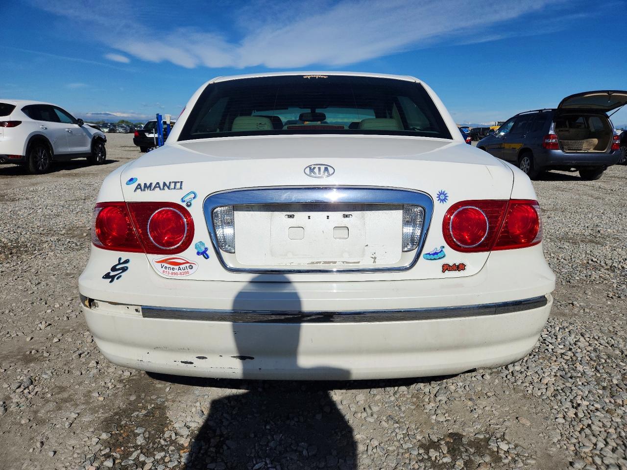 2006 Kia Amanti Base White vin: KNALD124465102174
