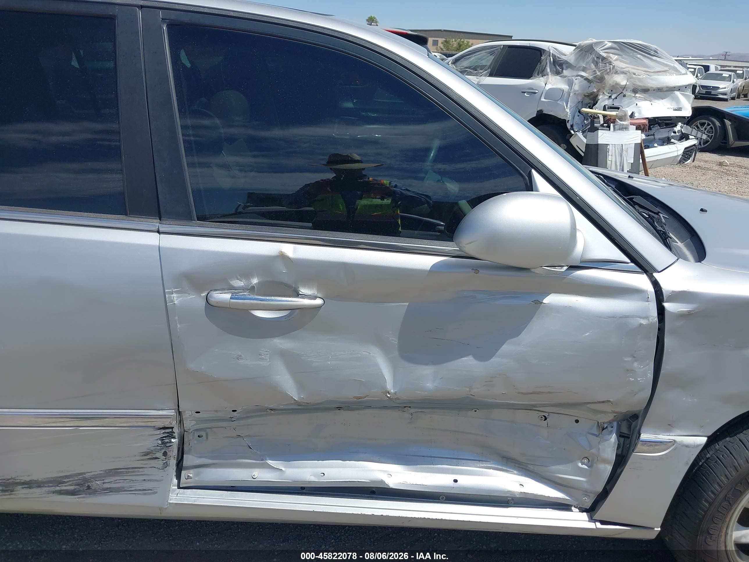 2004 Kia Amanti   Silver vin: KNALD124545046405