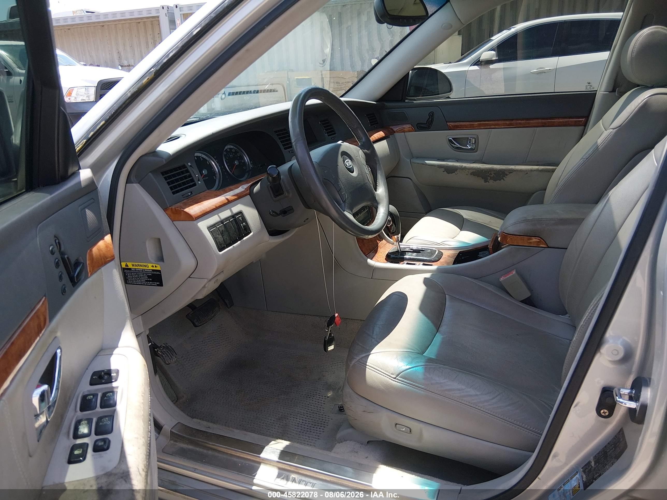 2004 Kia Amanti   Silver vin: KNALD124545046405