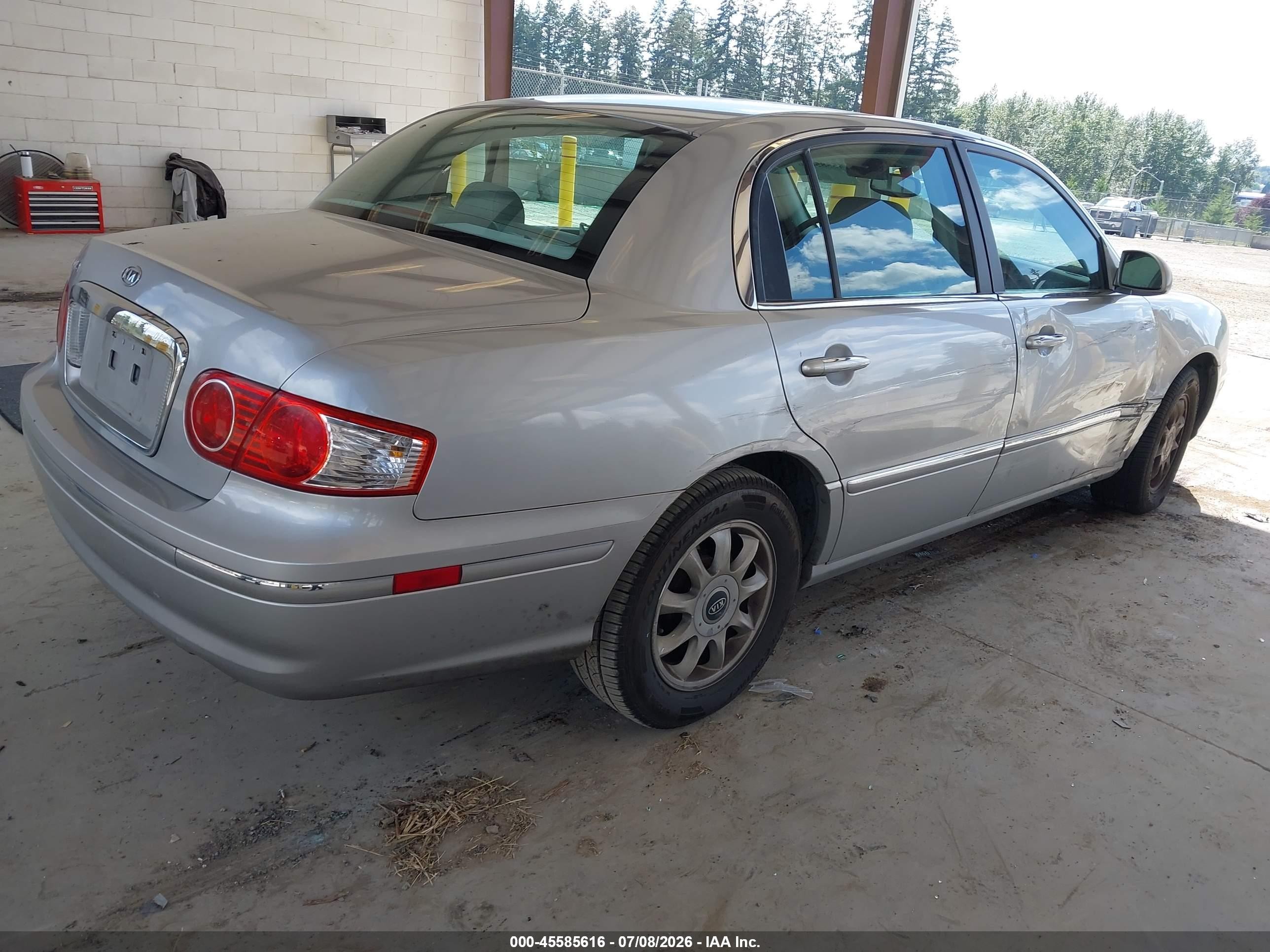 2005 Kia Amanti   Silver vin: KNALD124555065697