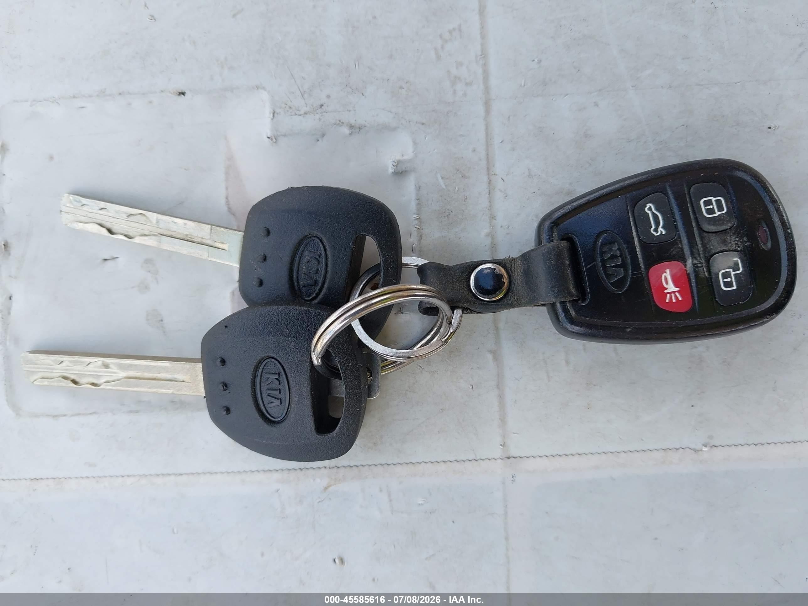 2005 Kia Amanti   Silver vin: KNALD124555065697