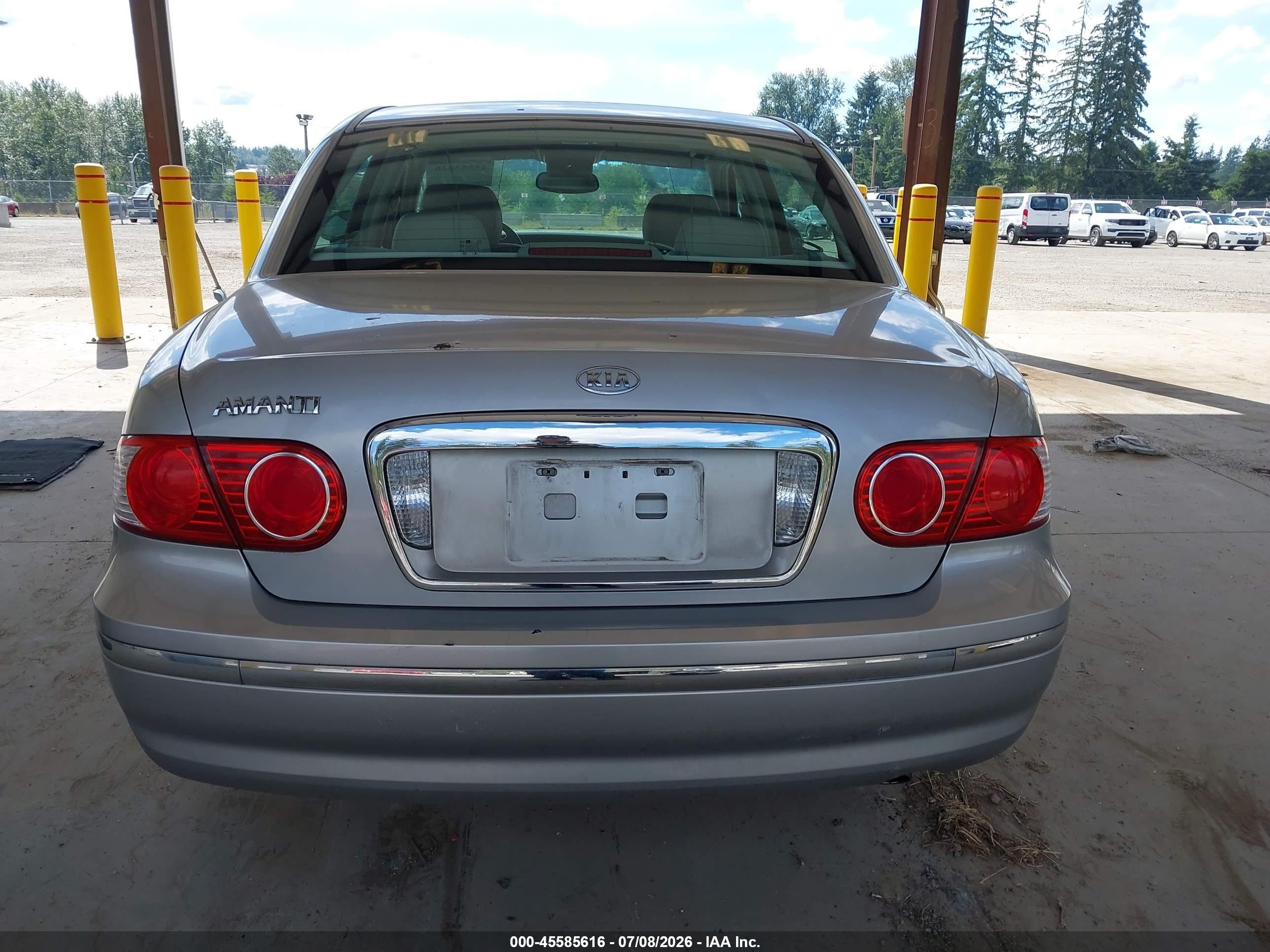 2005 Kia Amanti   Silver vin: KNALD124555065697