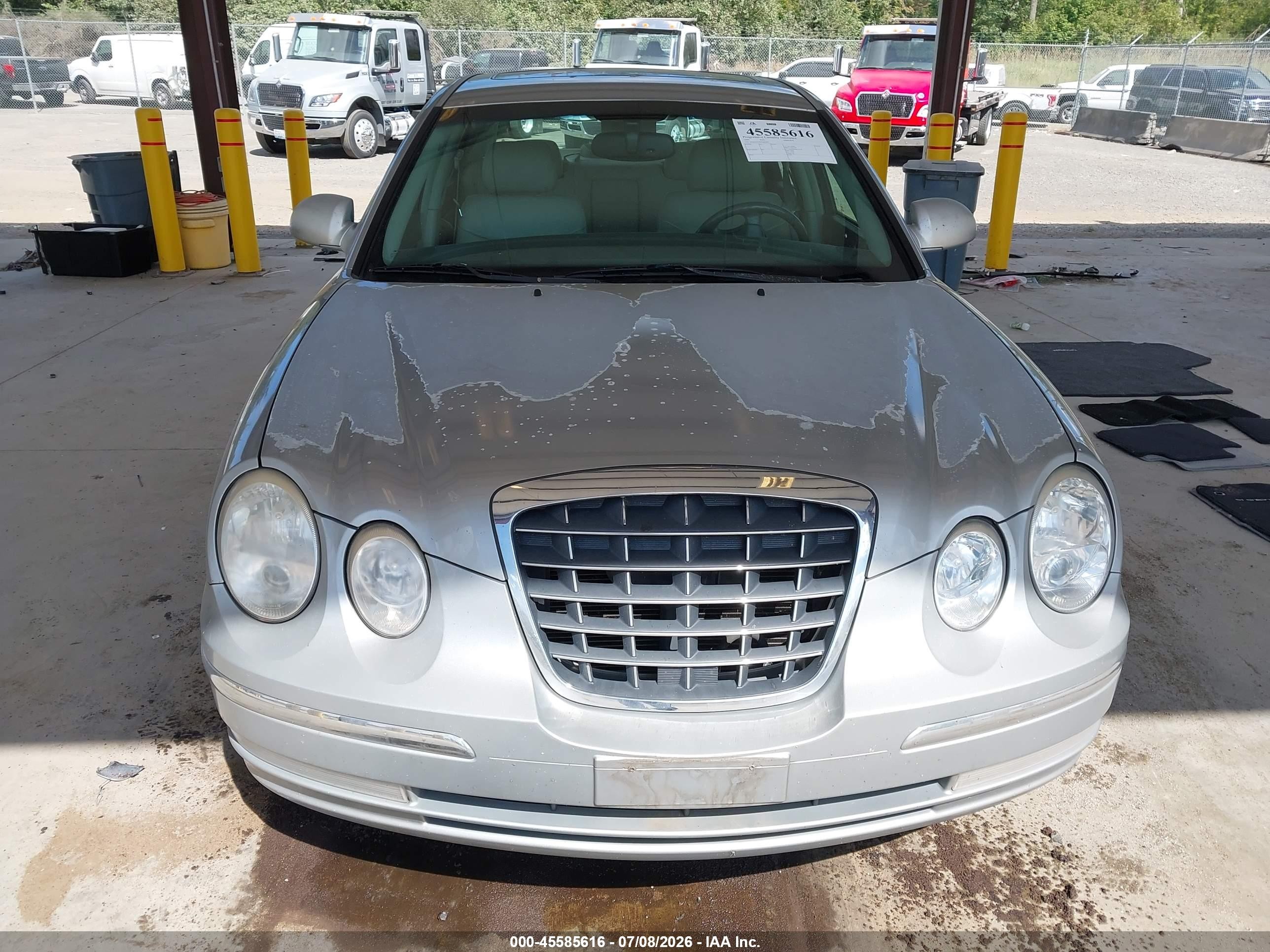 2005 Kia Amanti   Silver vin: KNALD124555065697