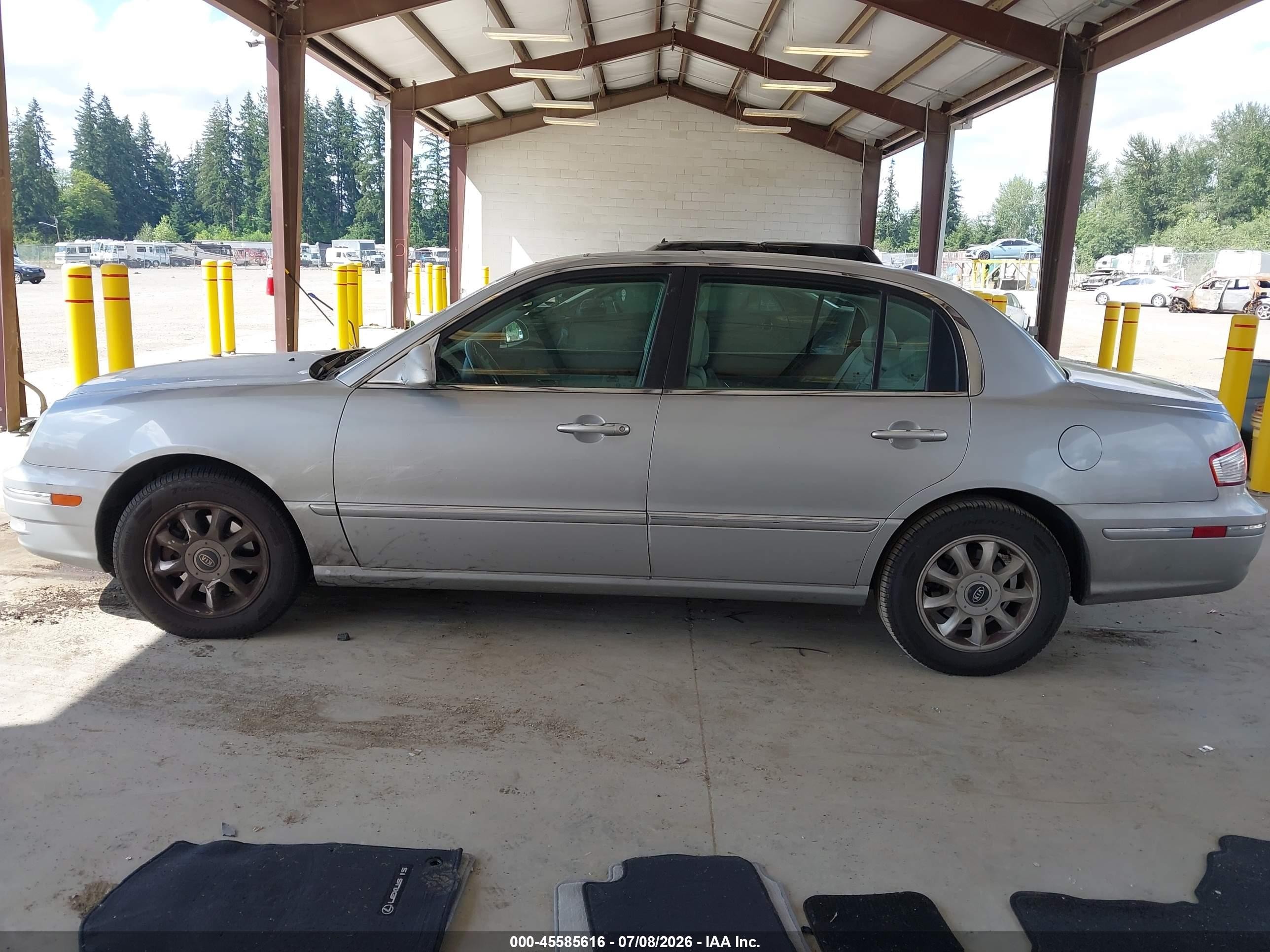2005 Kia Amanti   Silver vin: KNALD124555065697