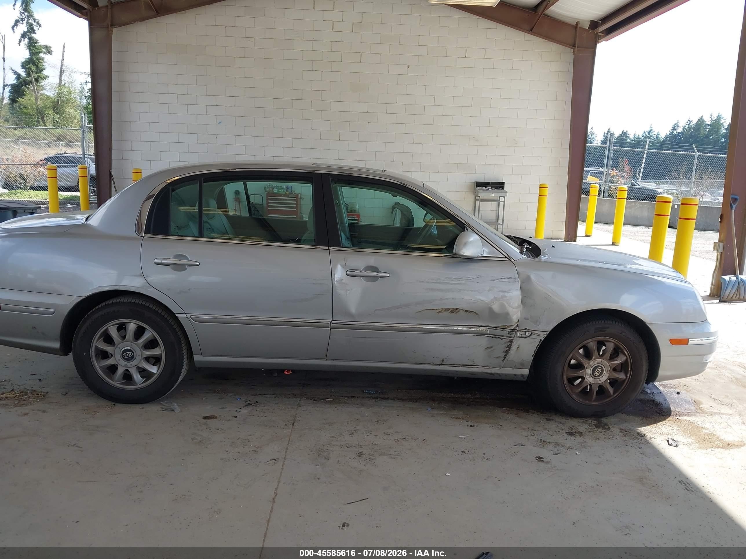 2005 Kia Amanti   Silver vin: KNALD124555065697