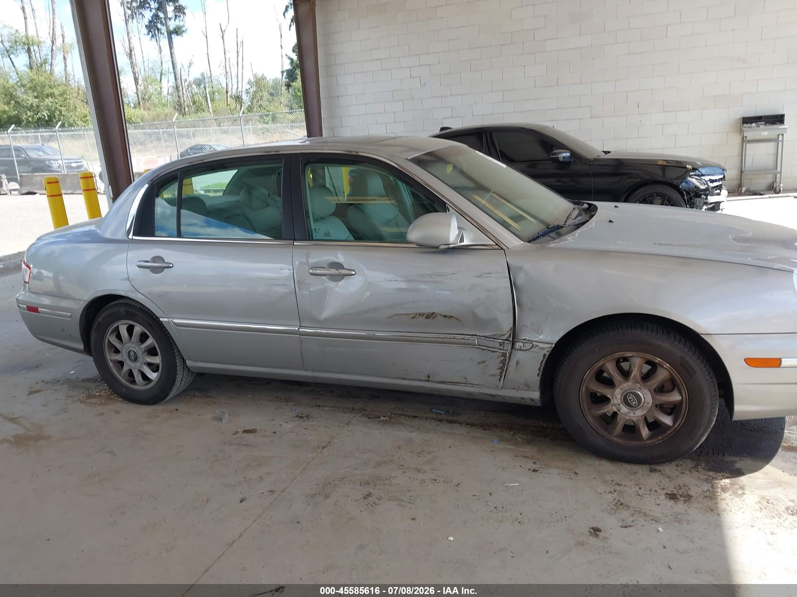 2005 Kia Amanti   Silver vin: KNALD124555065697