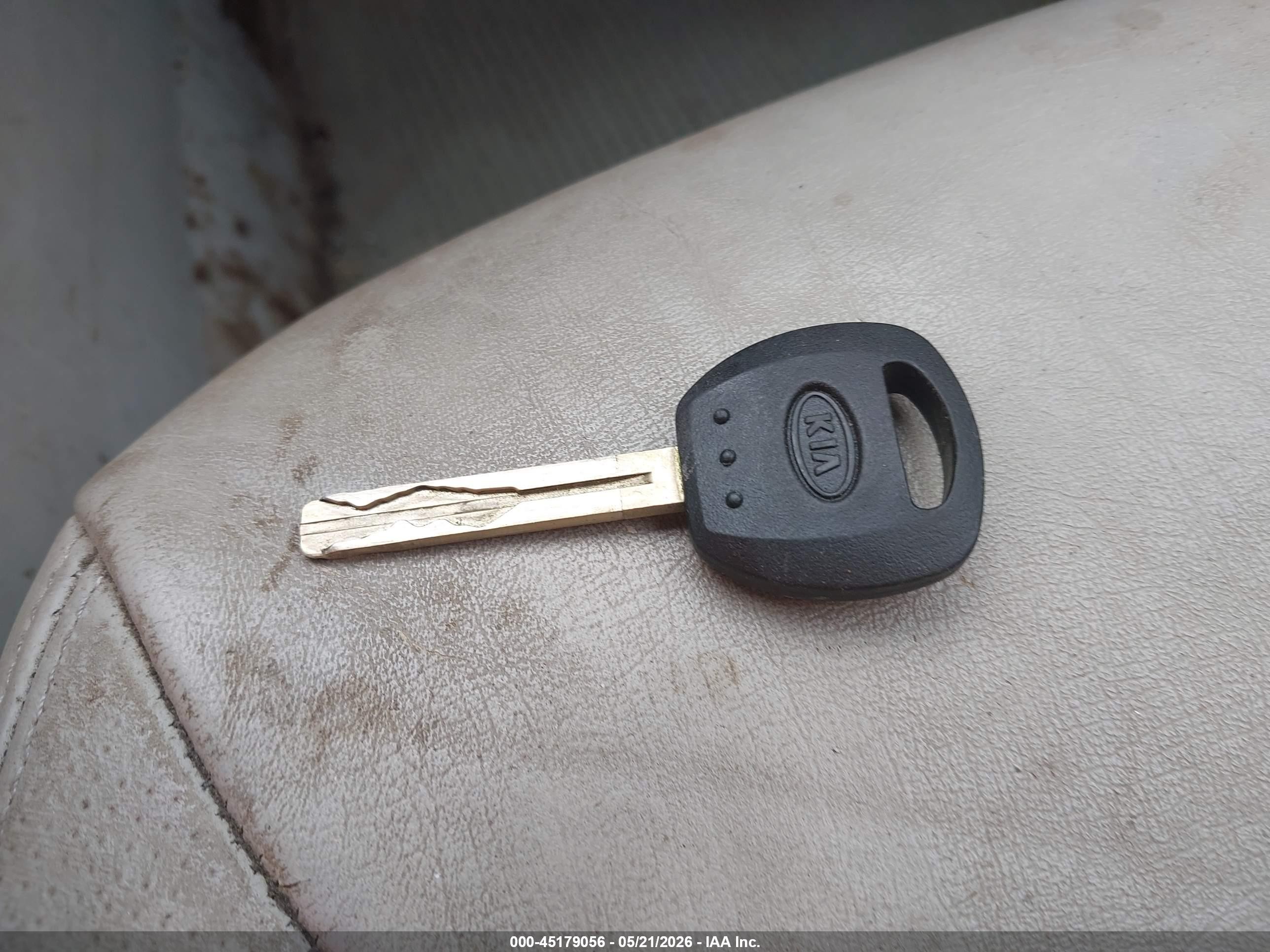 2005 Kia Amanti   Dark Blue vin: KNALD124555075789