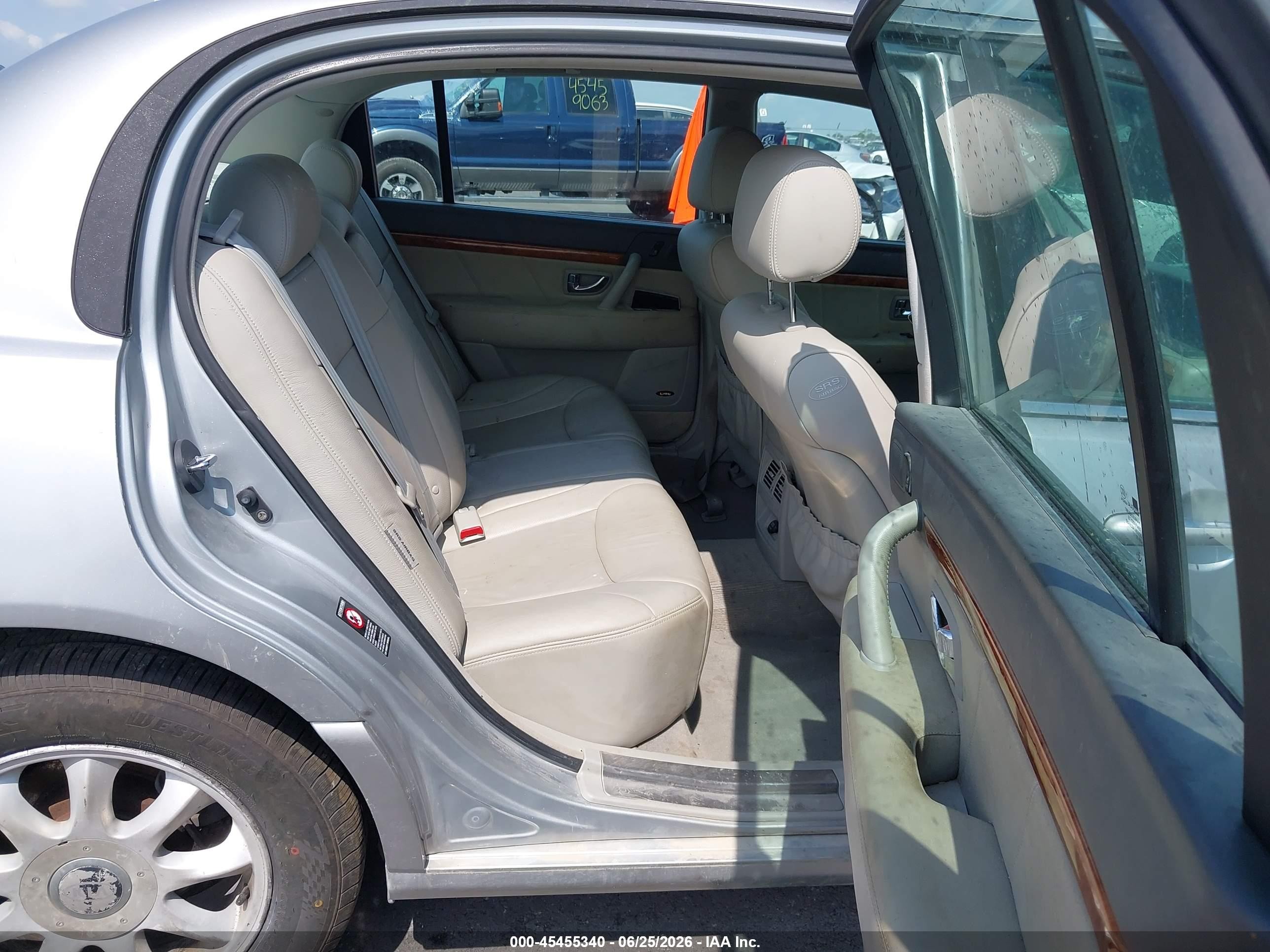 2005 Kia Amanti   Silver vin: KNALD124655062226