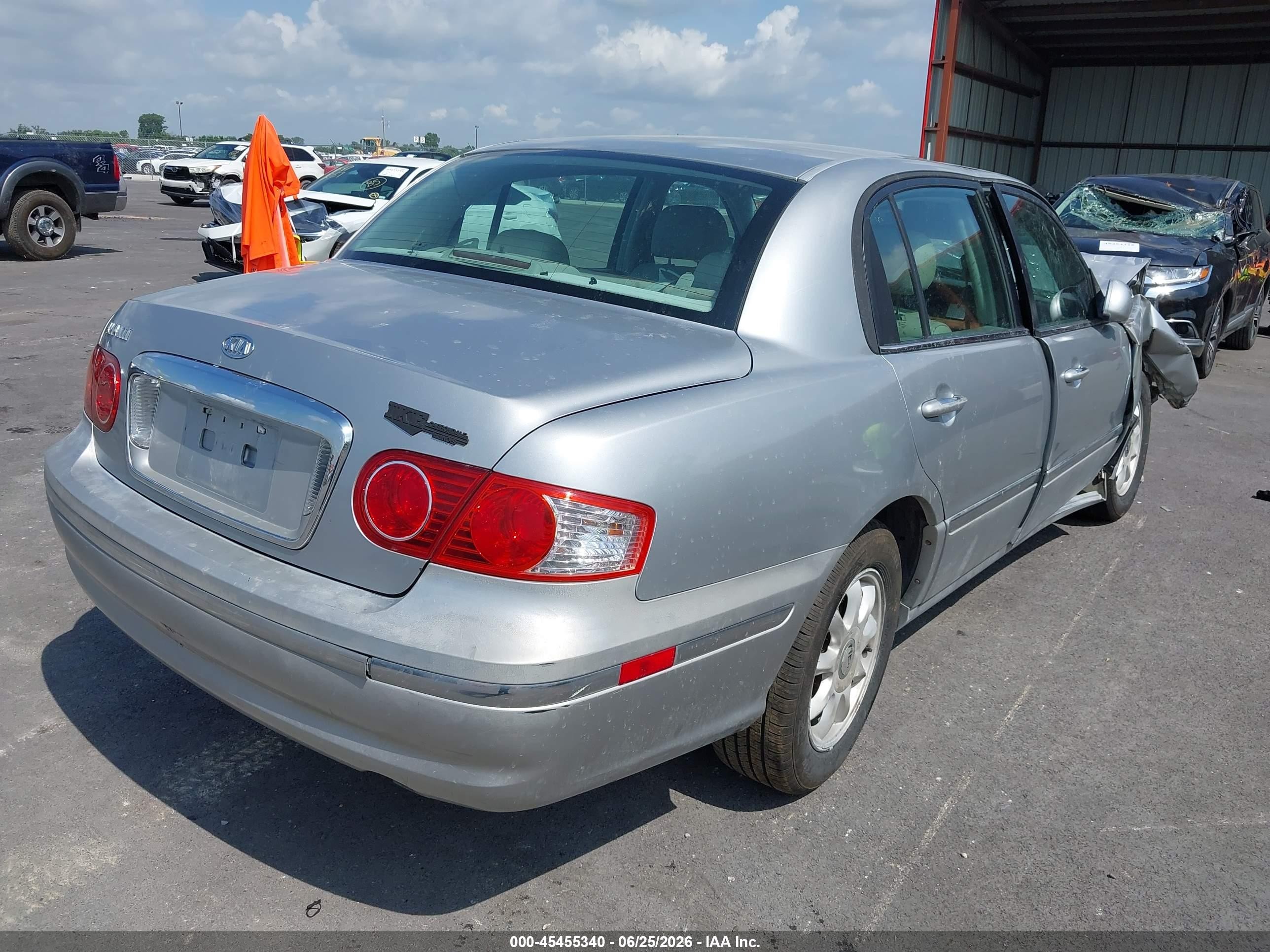 2005 Kia Amanti   Silver vin: KNALD124655062226
