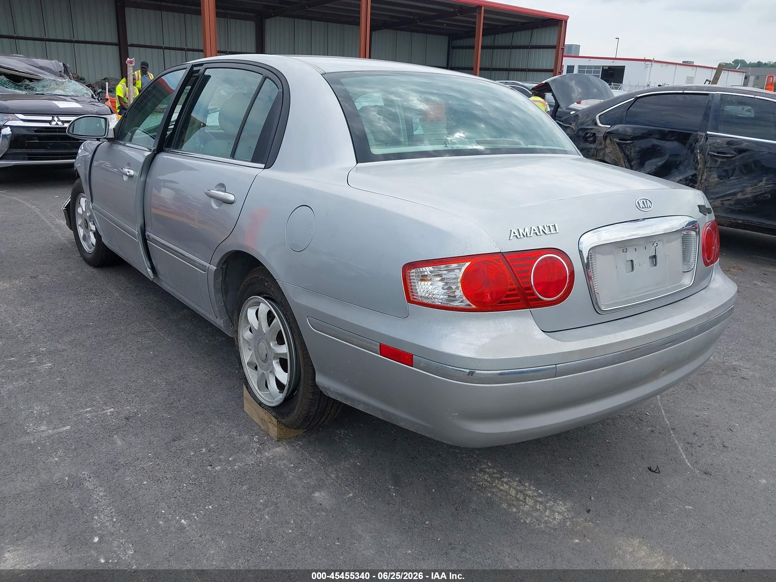 2005 Kia Amanti   Silver vin: KNALD124655062226