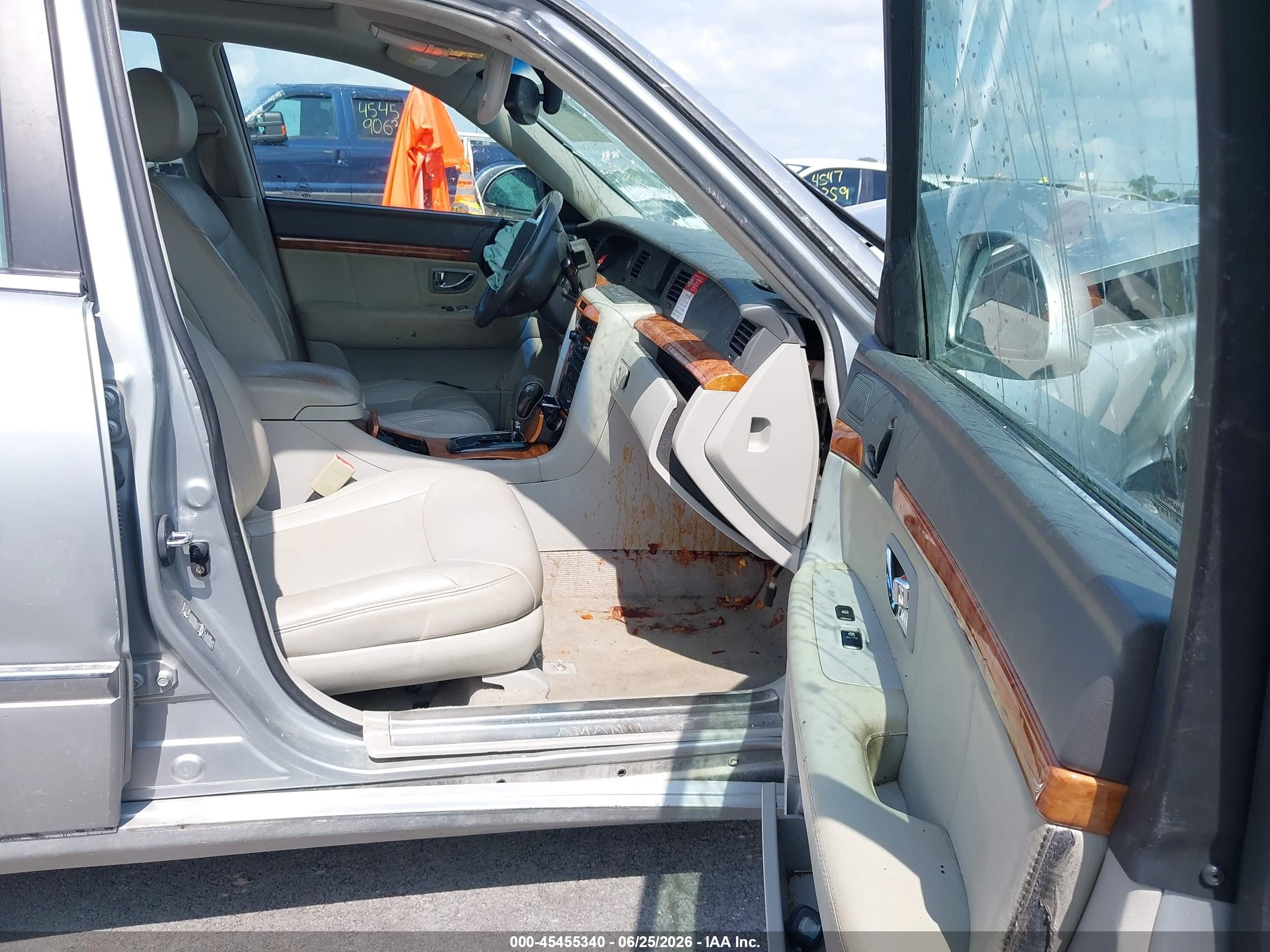 2005 Kia Amanti   Silver vin: KNALD124655062226