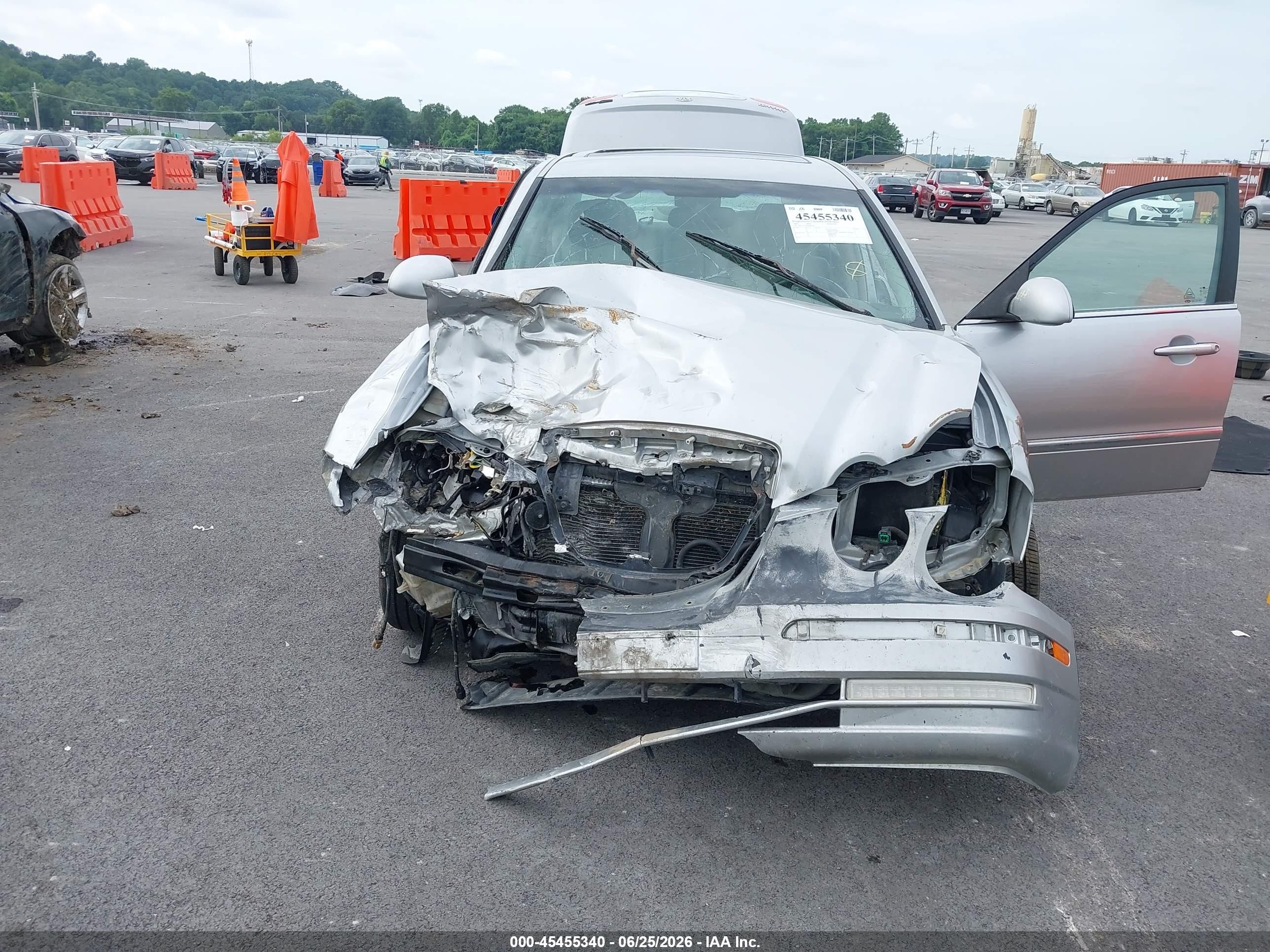 2005 Kia Amanti   Silver vin: KNALD124655062226