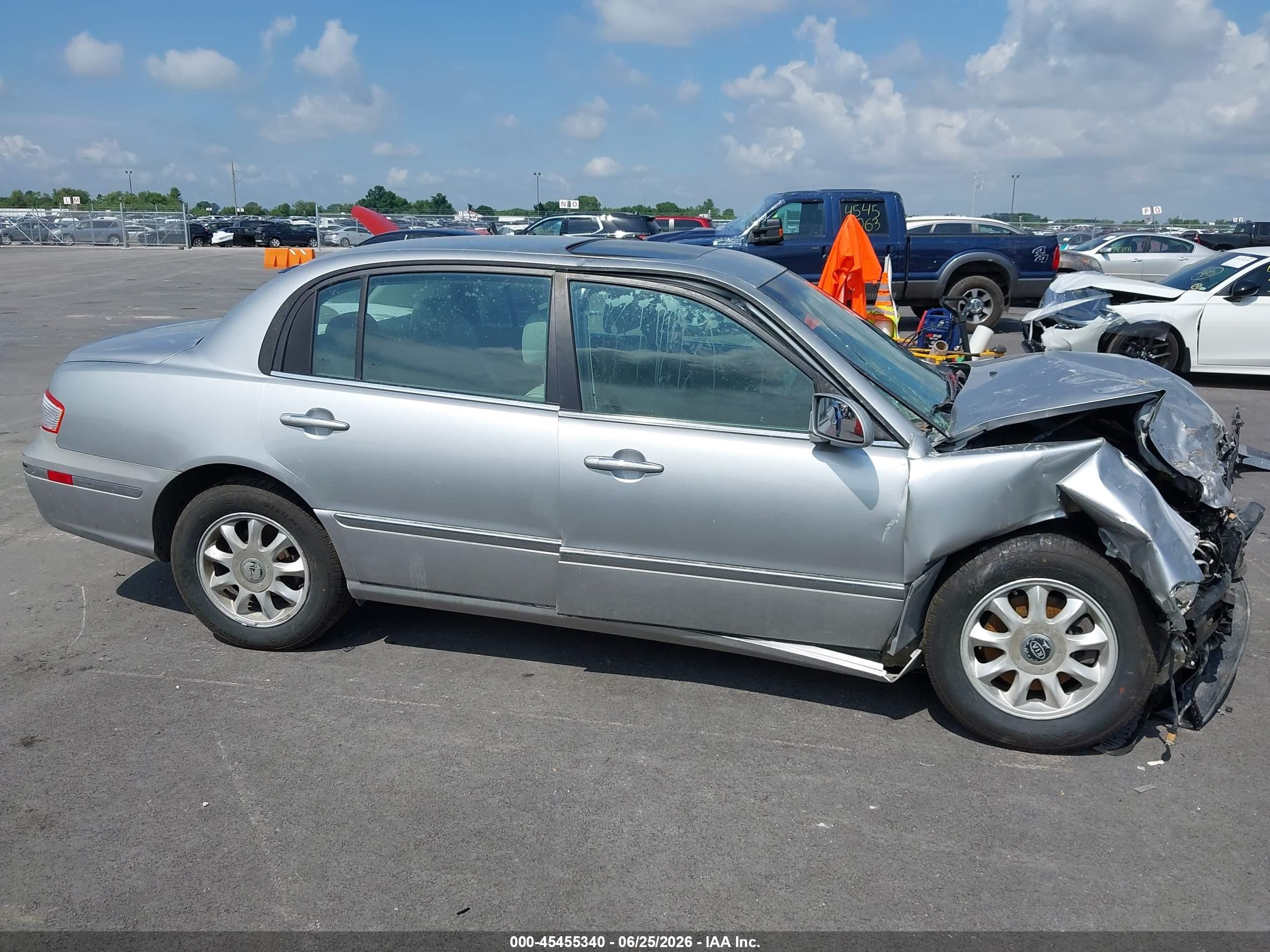 2005 Kia Amanti   Silver vin: KNALD124655062226