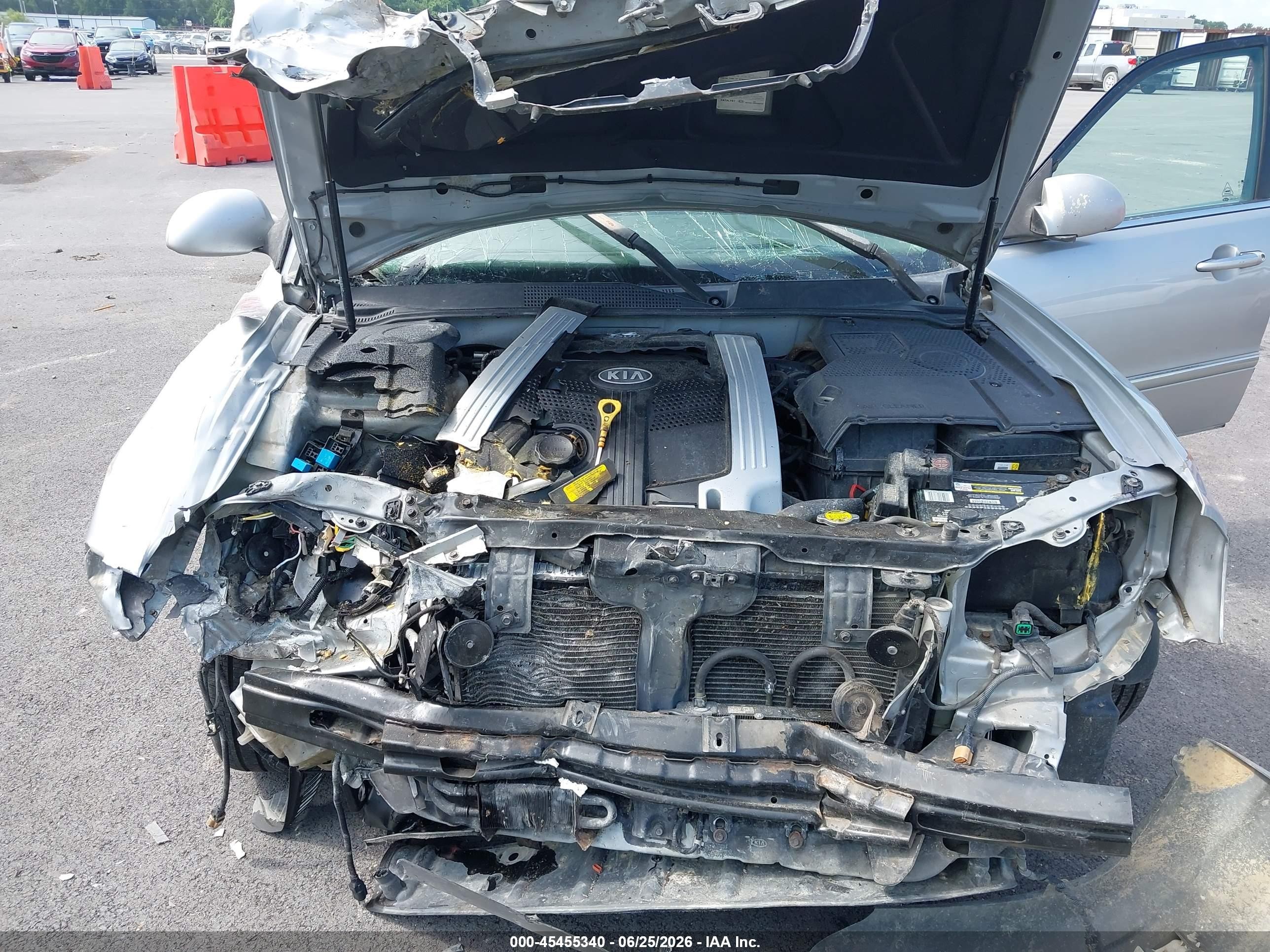2005 Kia Amanti   Silver vin: KNALD124655062226