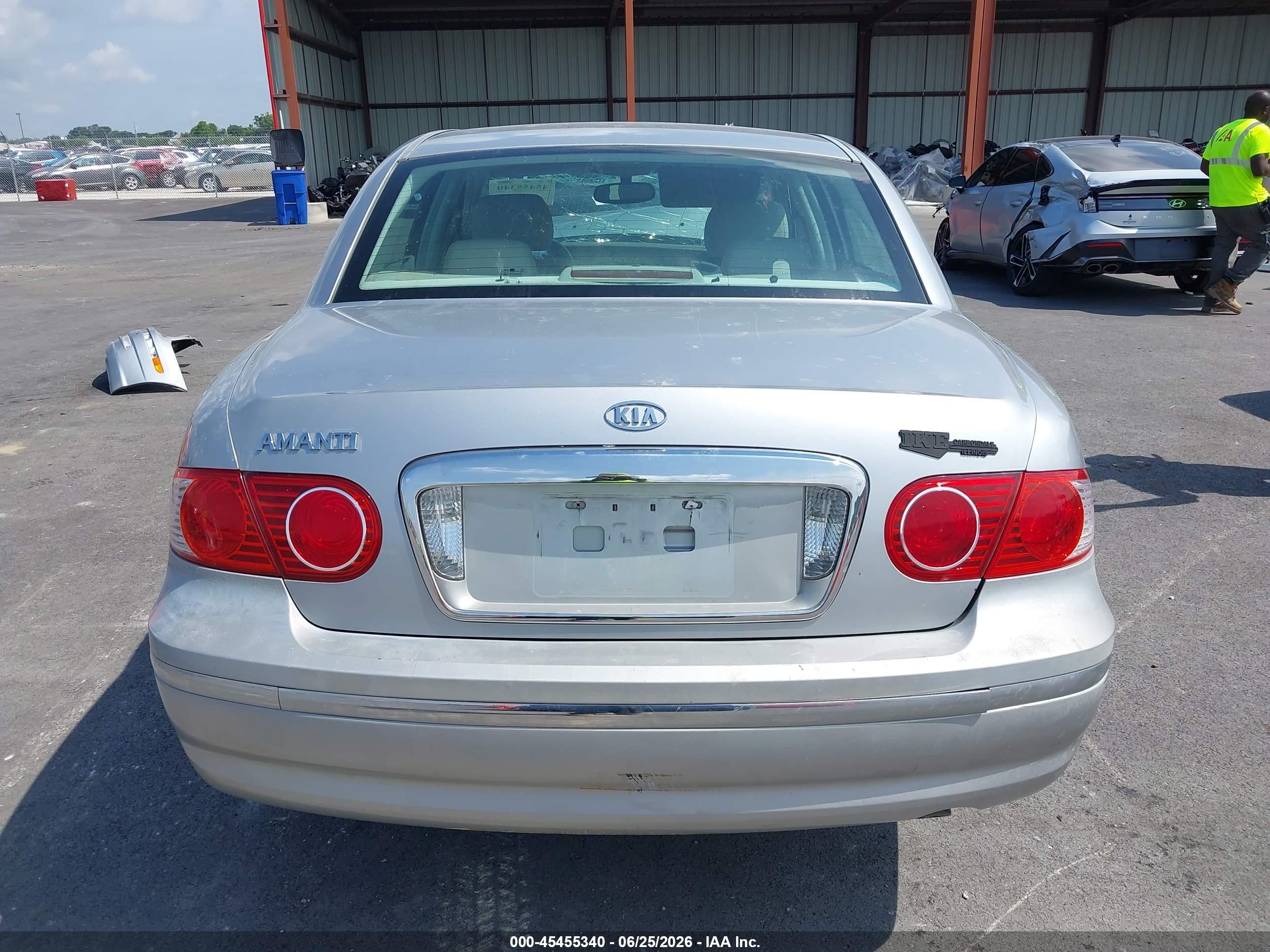 2005 Kia Amanti   Silver vin: KNALD124655062226