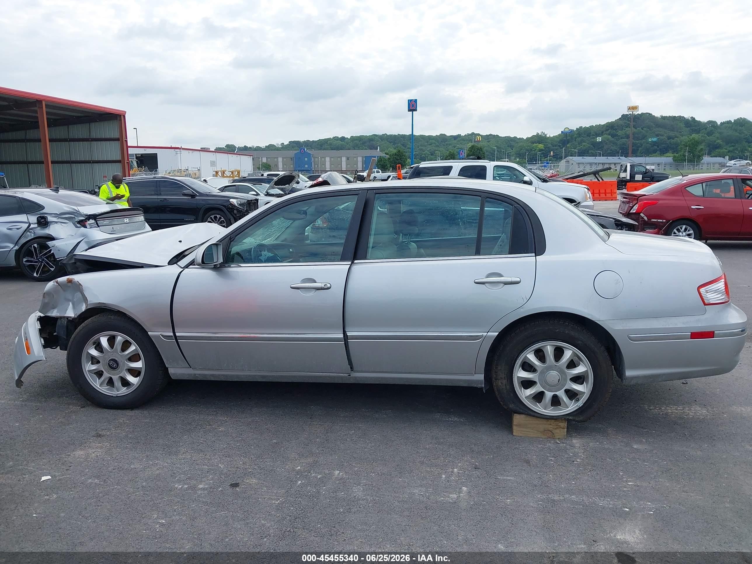 2005 Kia Amanti   Silver vin: KNALD124655062226