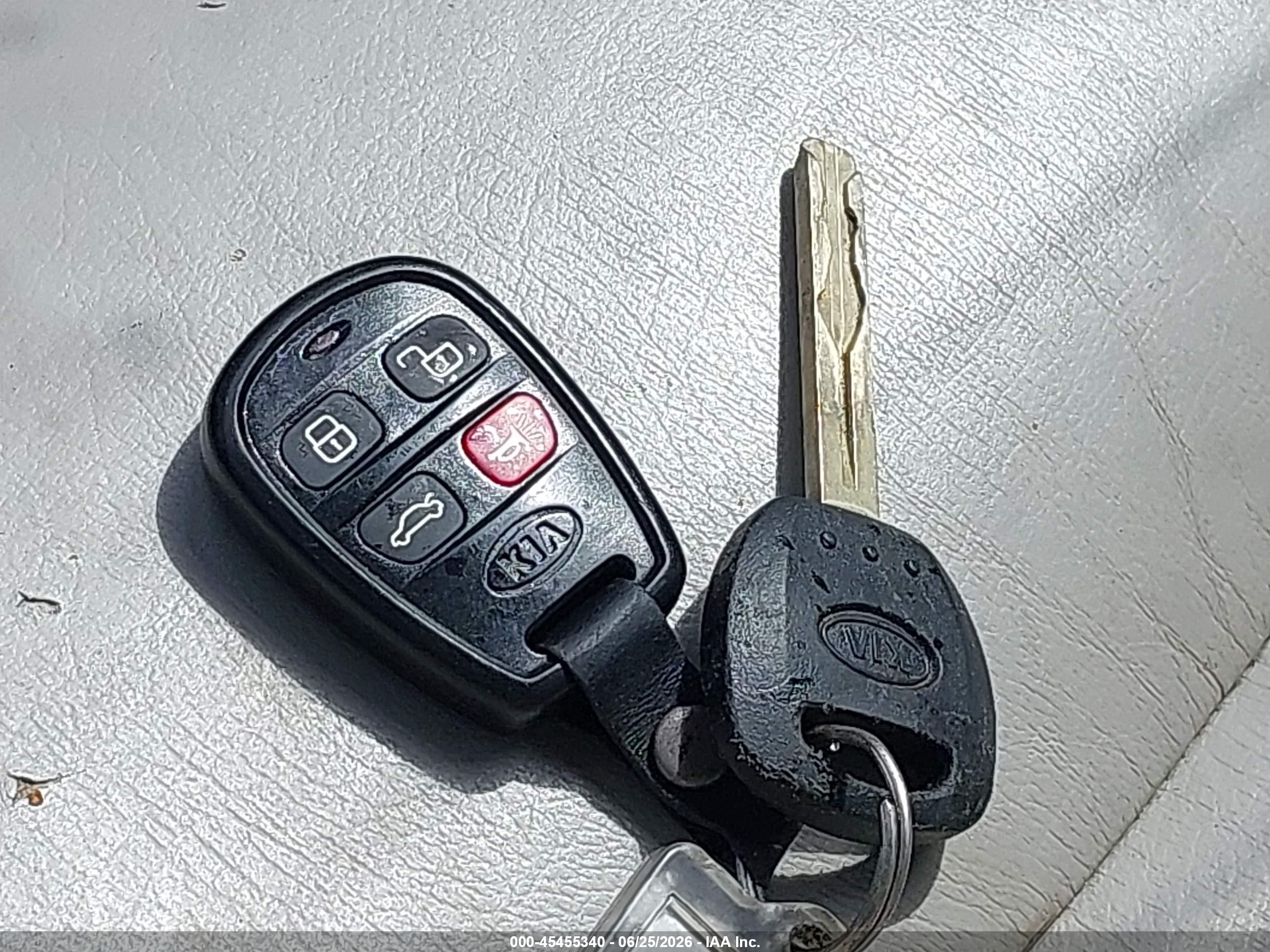 2005 Kia Amanti   Silver vin: KNALD124655062226