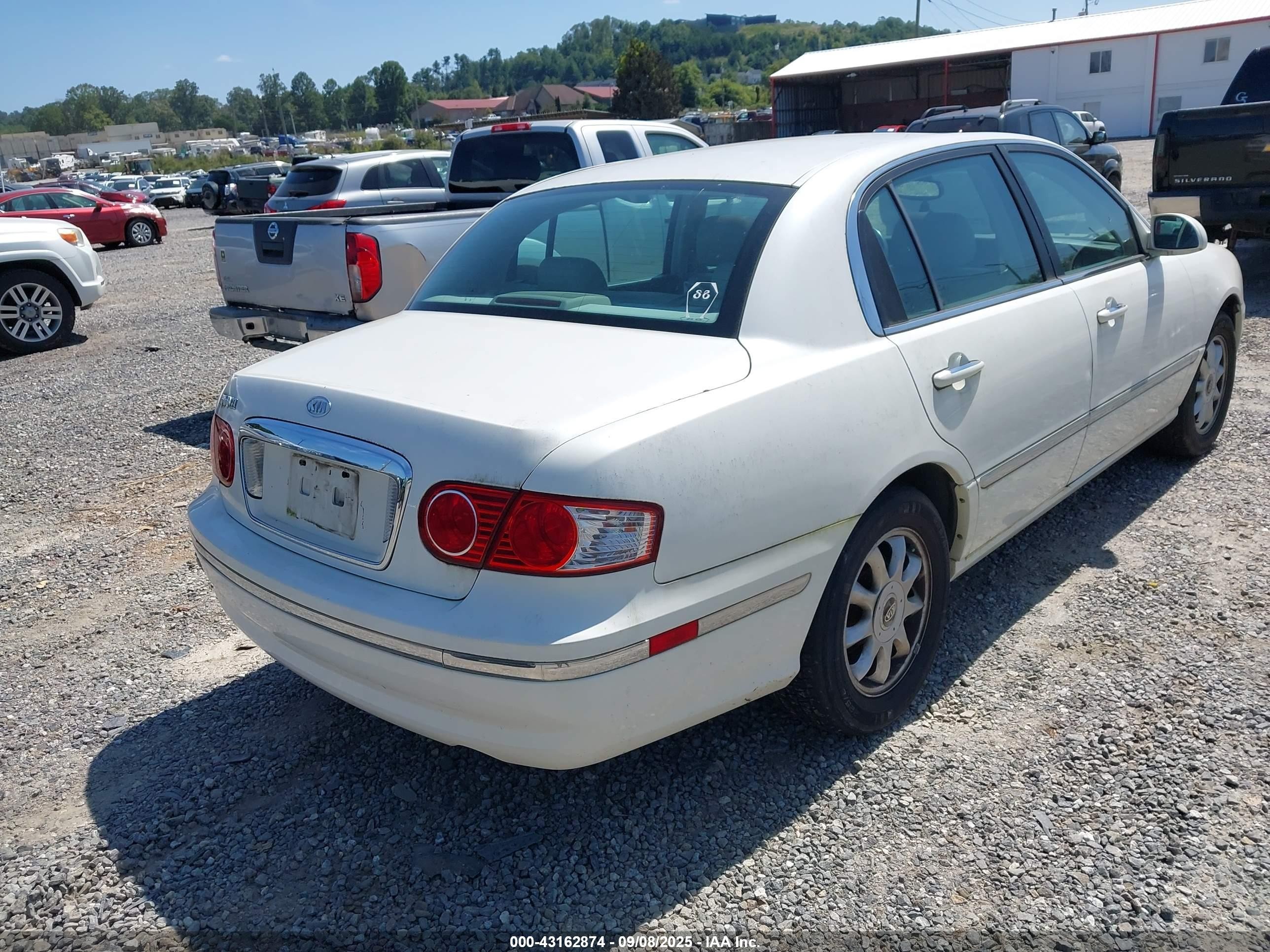 2006 Kia Amanti   White vin: KNALD124765105005