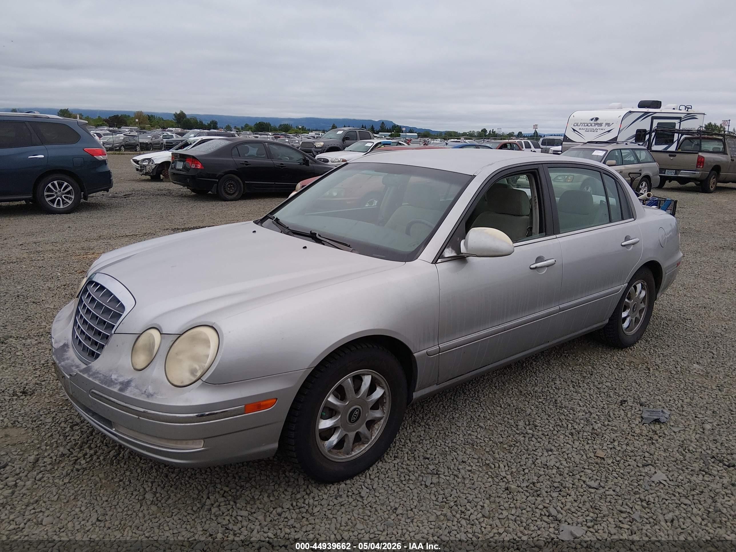 2004 Kia Amanti   Silver vin: KNALD124845023331